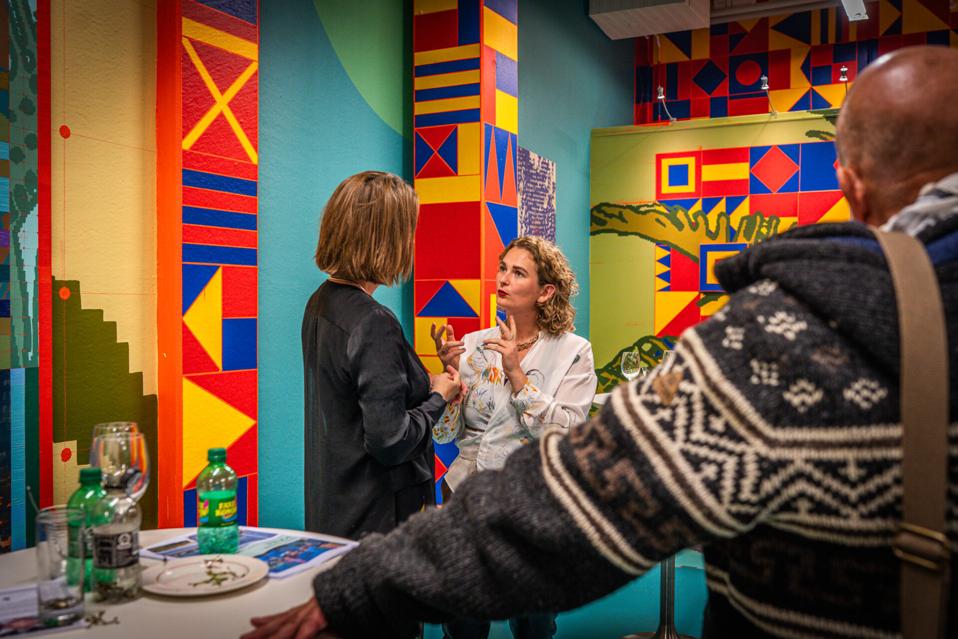 Det var Venstre-kandidaten Simone Bruun, der havde taget initiativ til den anderledes valgdebat. Her i samtale med museumsinspektør Christiane Finsen, Esbjerg Kunstmuseum. Foto: Fjodor Pedersen.