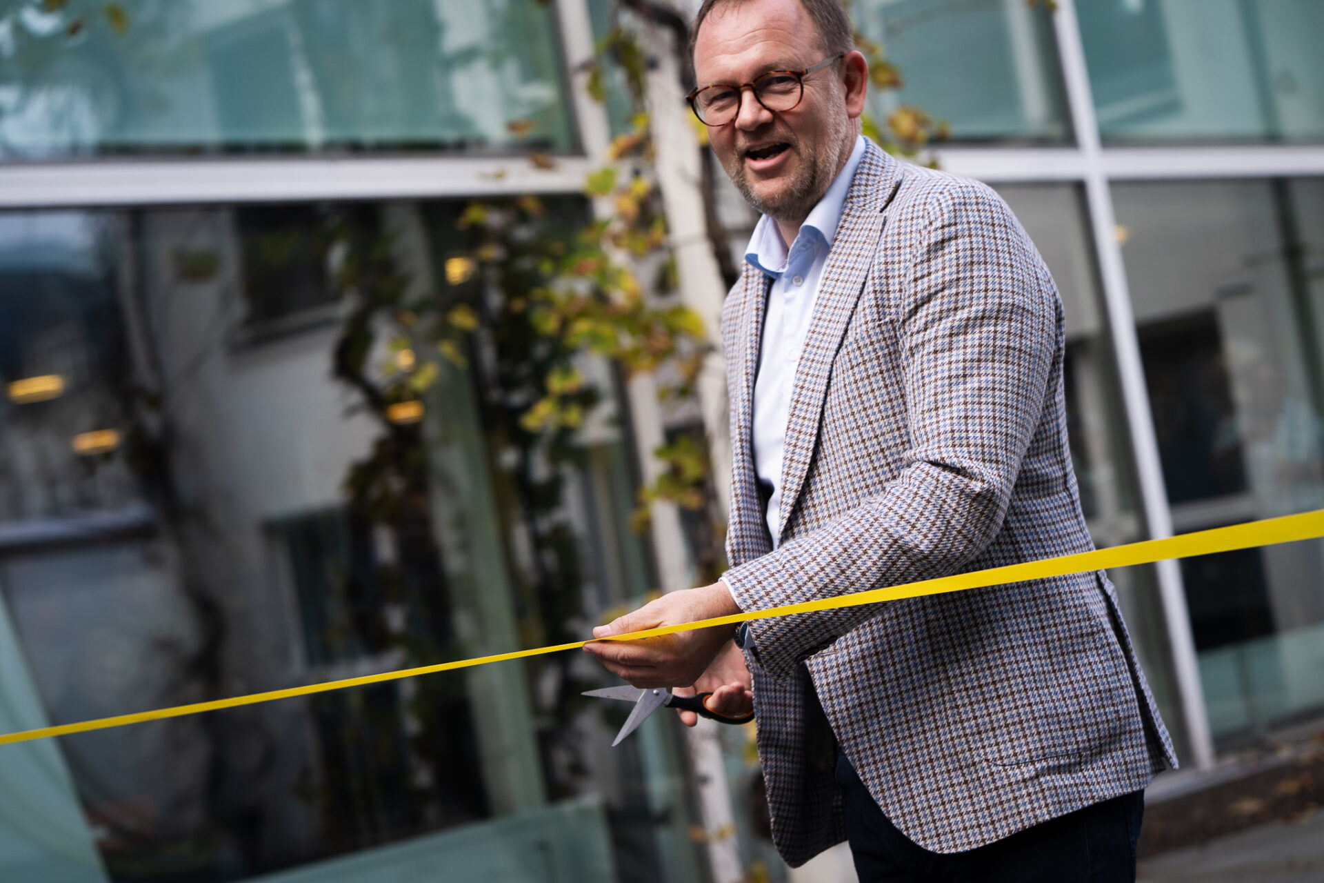 Borgmester Jesper Frost Rasmussen (V) fik lov at klippe snoren i tørvejr. Foto: Fjodor Pedersen.
