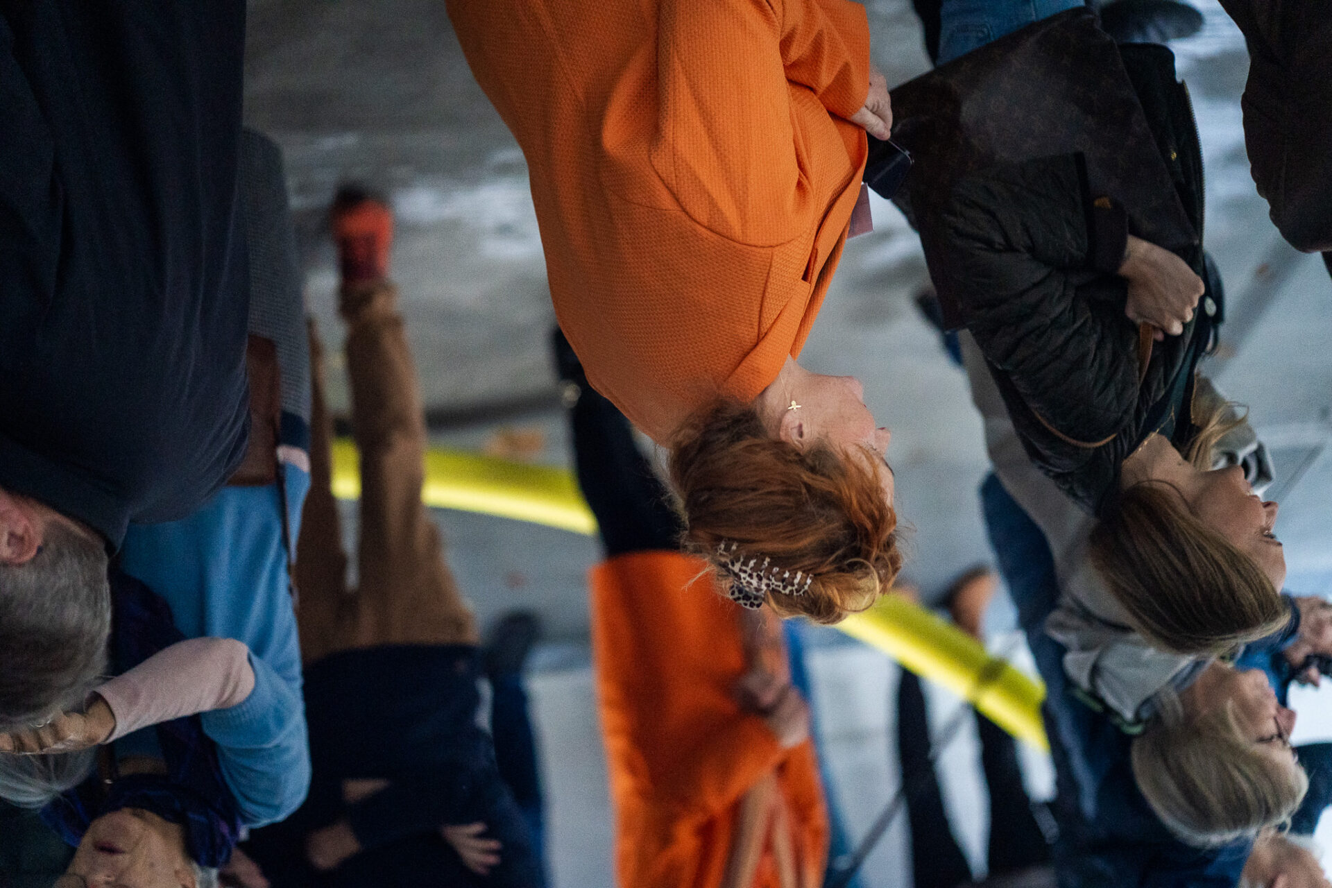 Olafur Eliassons ’Your upside-down view’ er indbegrebet af et værk, der både får os til at sanse verden og se den på ny, for hans spejlpavillon bygger bro mellem to verdener; vores verden og den imaginære verden, der over vores hoveder både fuldender og fordobler netop den verden, vi befinder os i her og nu.