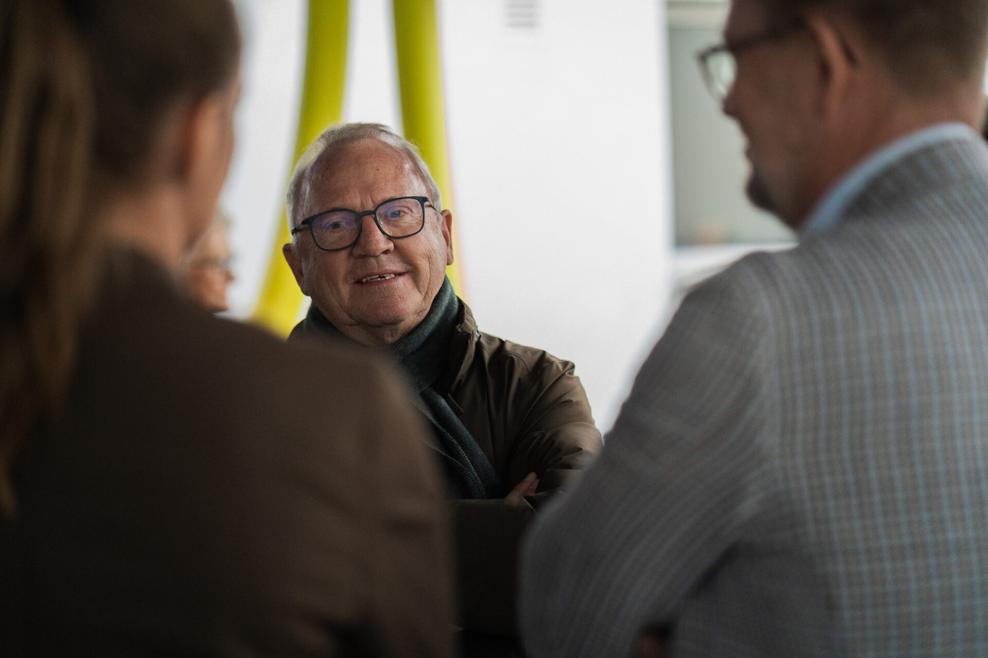 Johnny Søtrup, borgmester gennem 24 år, i samtale med hans efterfølger Jesper Frost Rasmussen og den konservative spidskandidat May-Britt Andrea Andersen. Foto: Fjodor Pedersen.