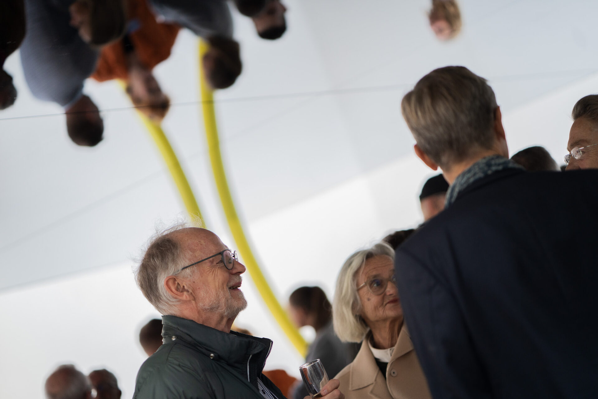 Museets gårdrum blev hurtigt fyldt af besøgende, der ville opleve spejlpavillonen ved selvsyn.