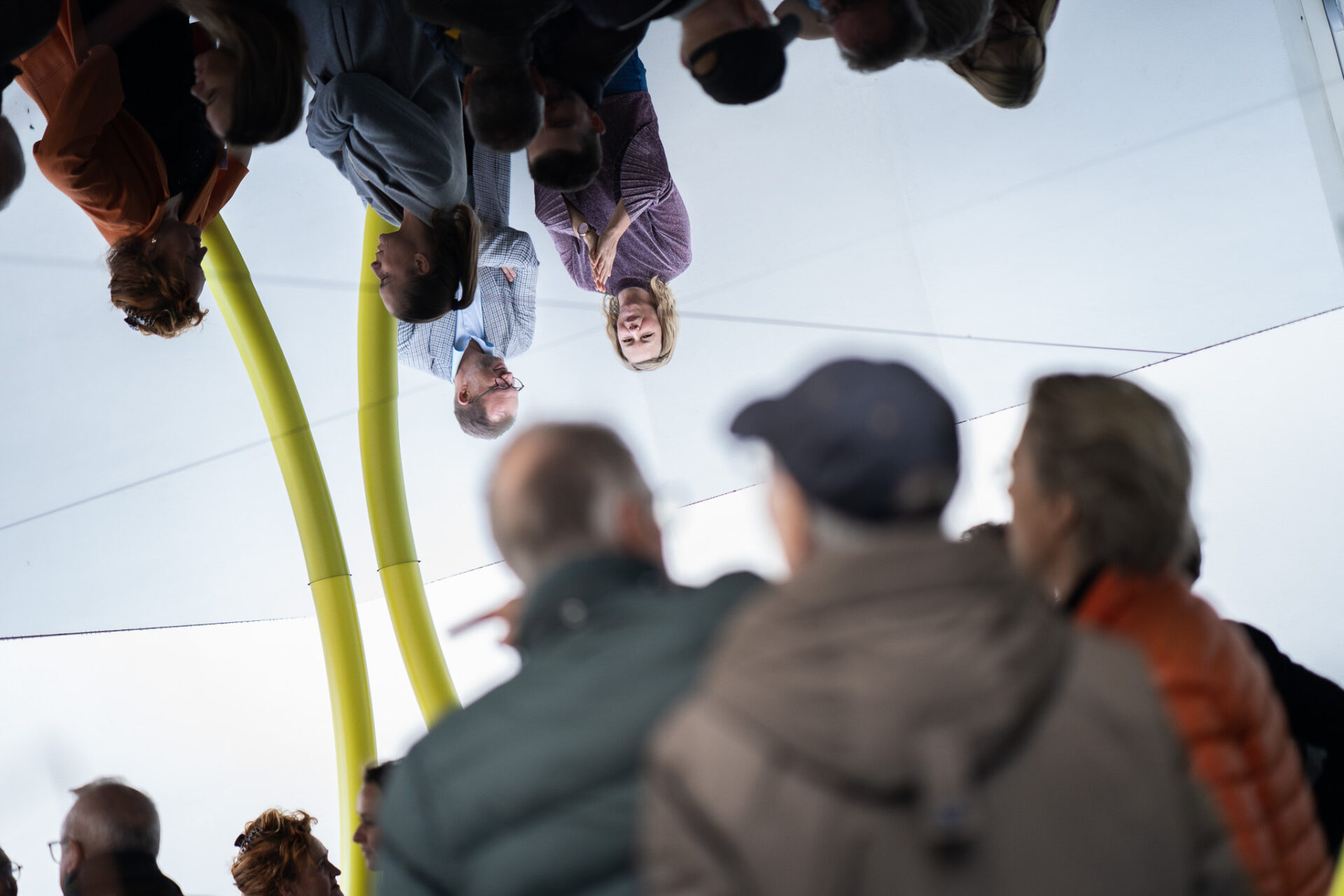 Der var stor interesse for Olafur Eliassons spejlpavillon, hvor perspektivet vender på hovedet, og gæsterne ser sig selv i en ny virkelighed.