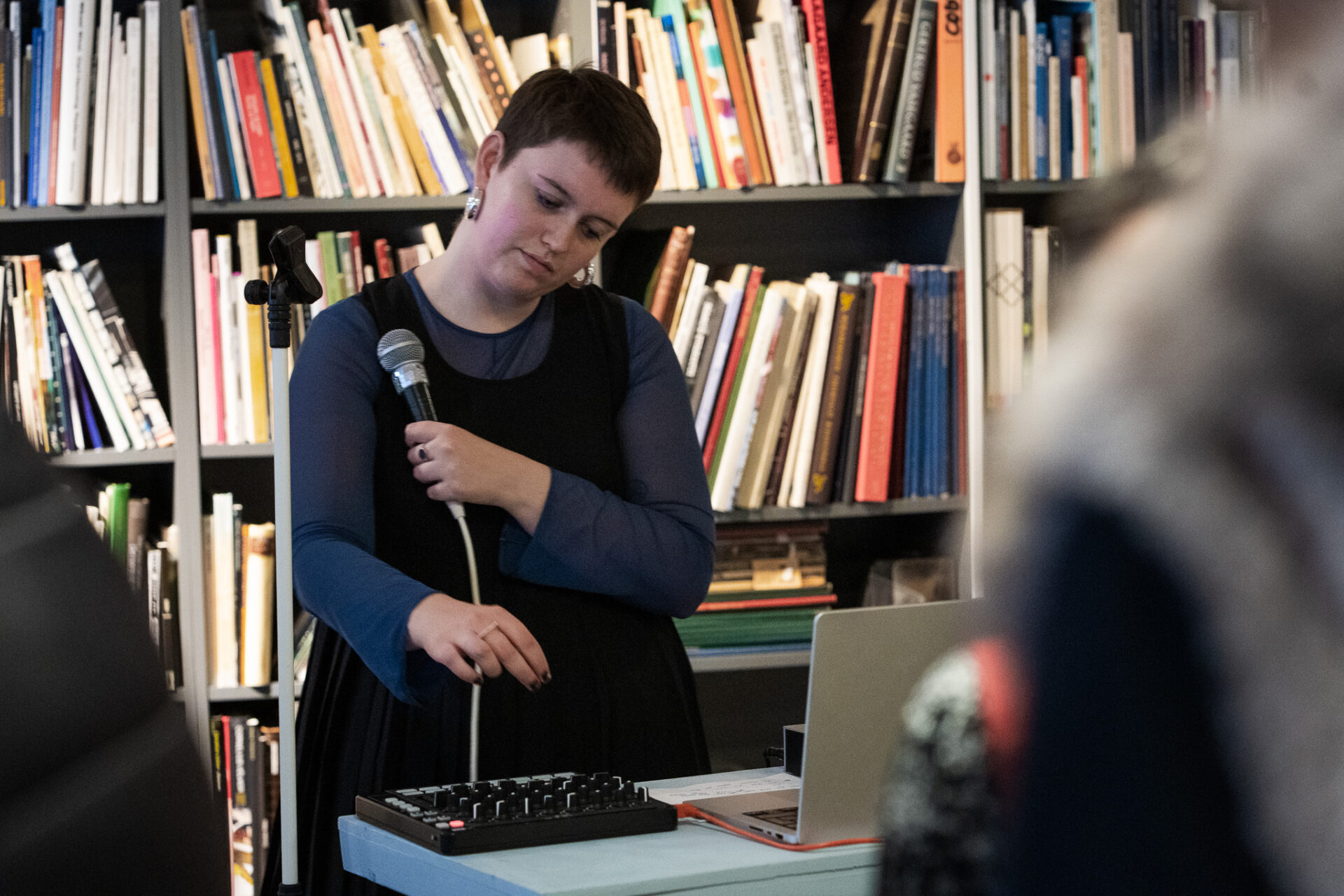 Emma Horton, der afsluttede sin uddannelse på konservatoriet i sommers, lagde lydtapetet ved afsløringen. Foto: Fjodor Pedersen.