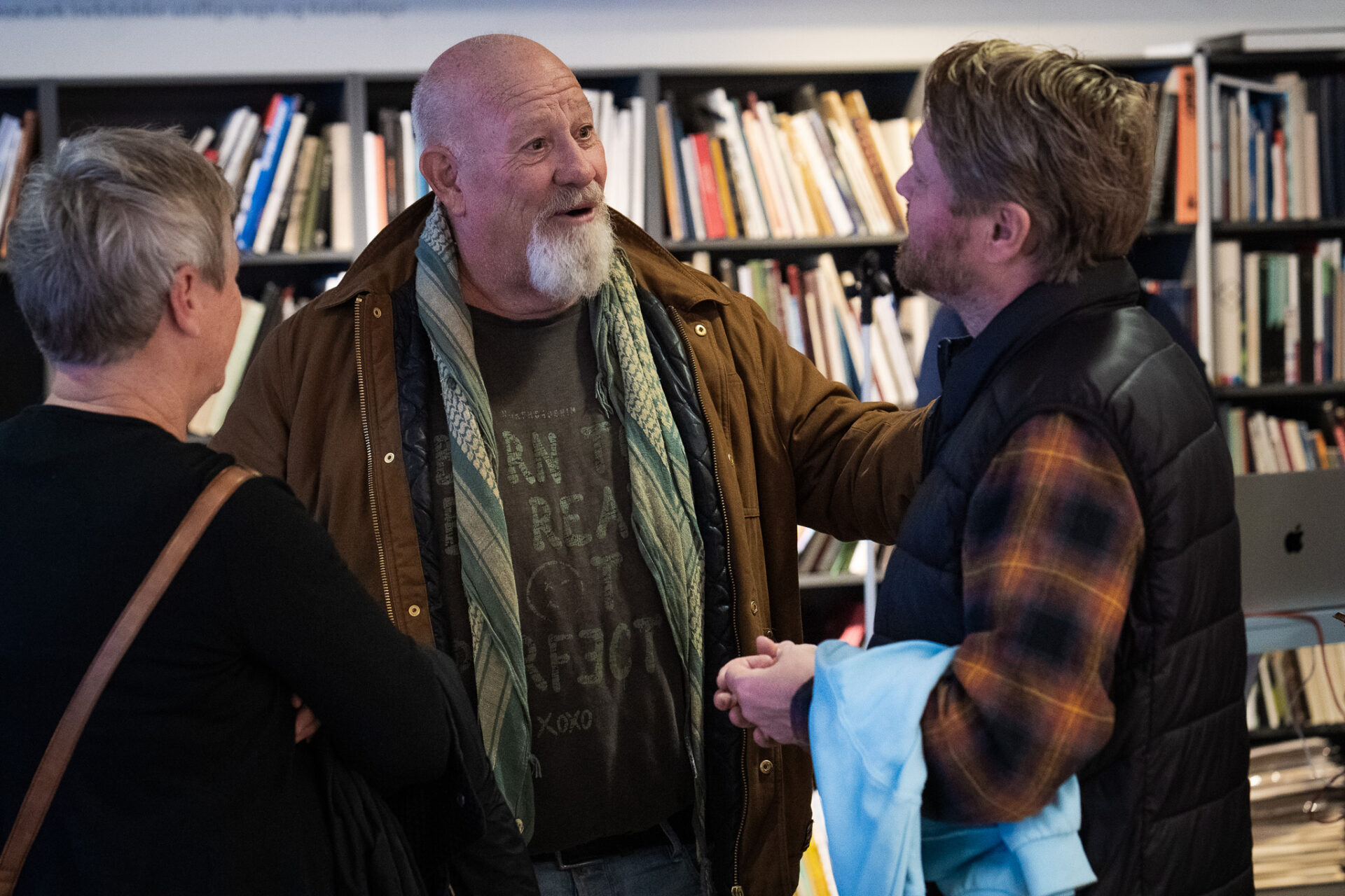 Forfatter Erik Trigger så sit snit til at slå en sludder af med journalist Jesper Orry. Foto: Fjodor Pedersen.
