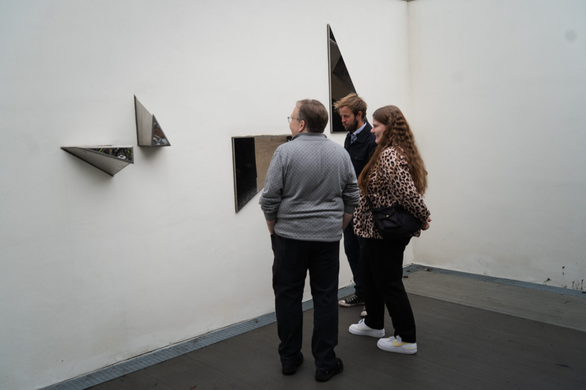 Olafur Eliasson: The curious museum wall (2022). Otte kalejdoskoper forbinder museets skulpturgård og gaden i en optisk installation, hvor inde og ude smelter sammen i et uendeligt spejlrum.