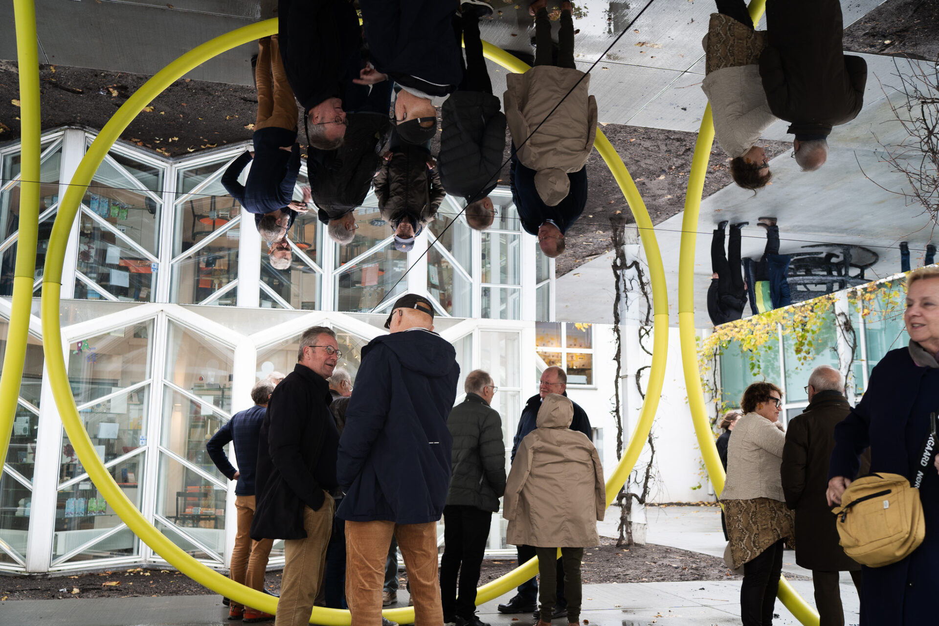 I spejlpavillonen spejles gæsterne bogstaveligt talt i kunsten – både over og under sig.