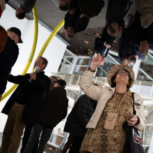 I spejlpavillonen spejles gæsterne bogstaveligt talt i kunsten – både over og under sig.