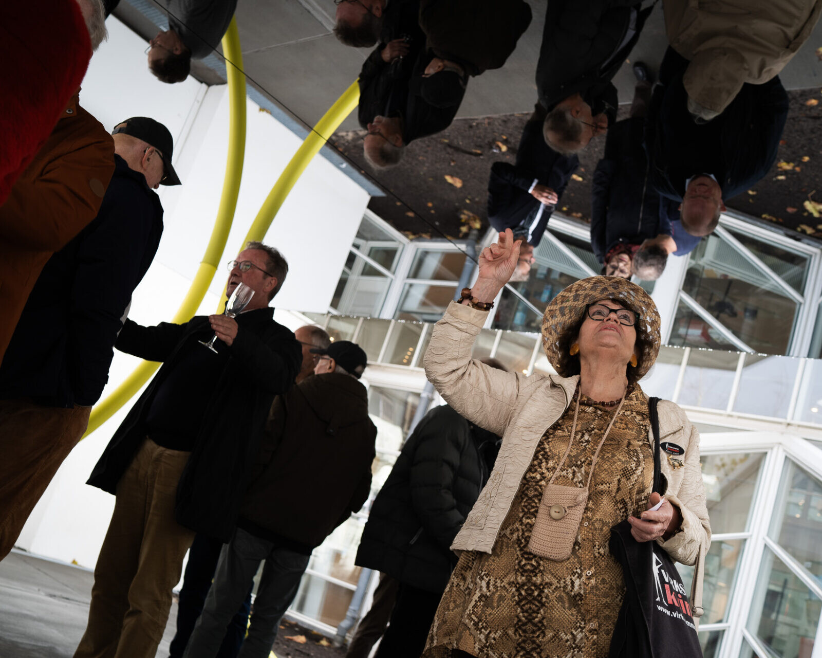 I spejlpavillonen spejles gæsterne bogstaveligt talt i kunsten – både over og under sig.