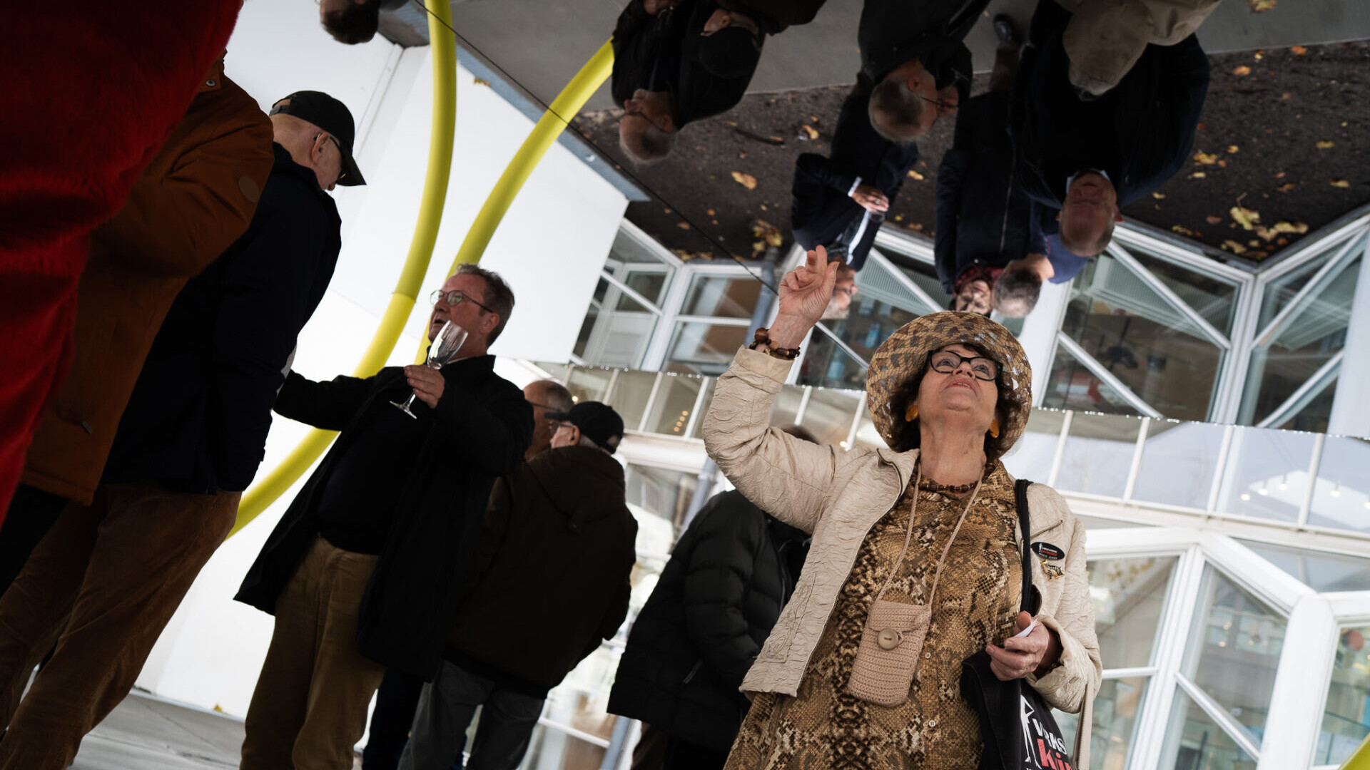 I spejlpavillonen spejles gæsterne bogstaveligt talt i kunsten – både over og under sig.