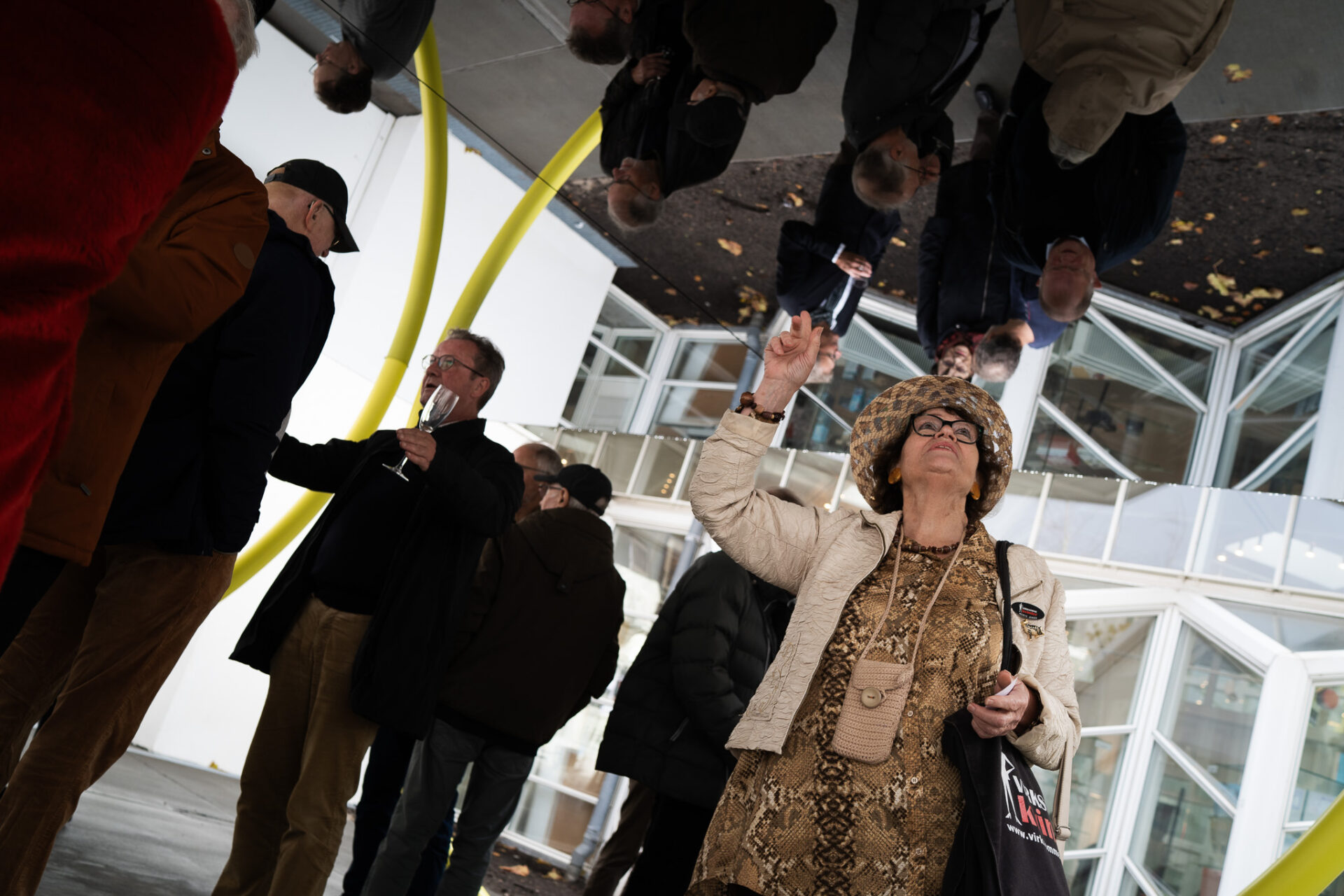 I spejlpavillonen spejles gæsterne bogstaveligt talt i kunsten – både over og under sig.