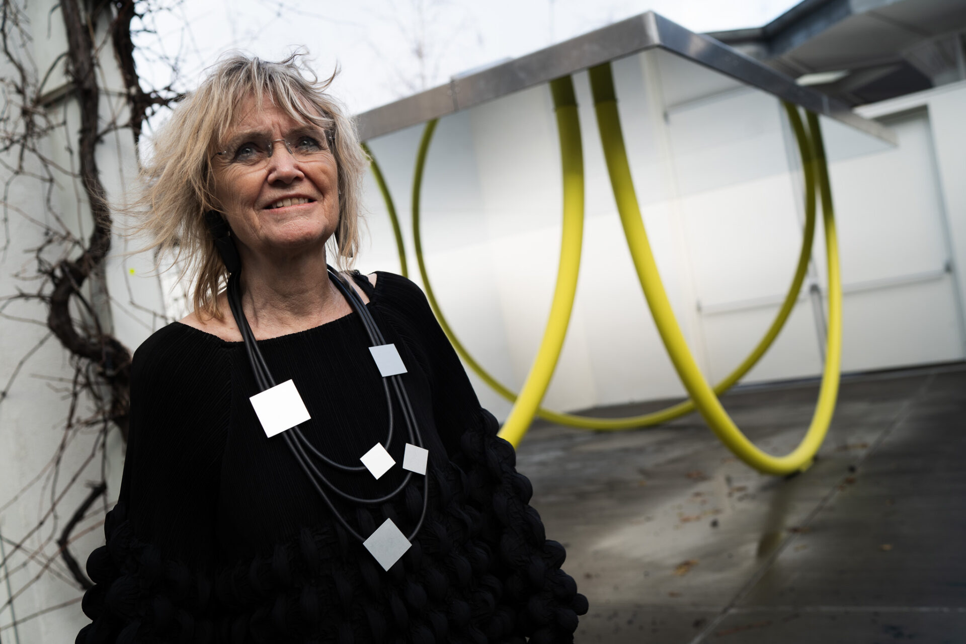 Museets direktør Inge Merete Kjeldgaard glædede sig over, at Esbjerg Kunstmuseum igen bliver mere synligt i bybilledet – her foran Olafur Eliassons nye spejlpavillon. Foto: Fjodor Pedersen.