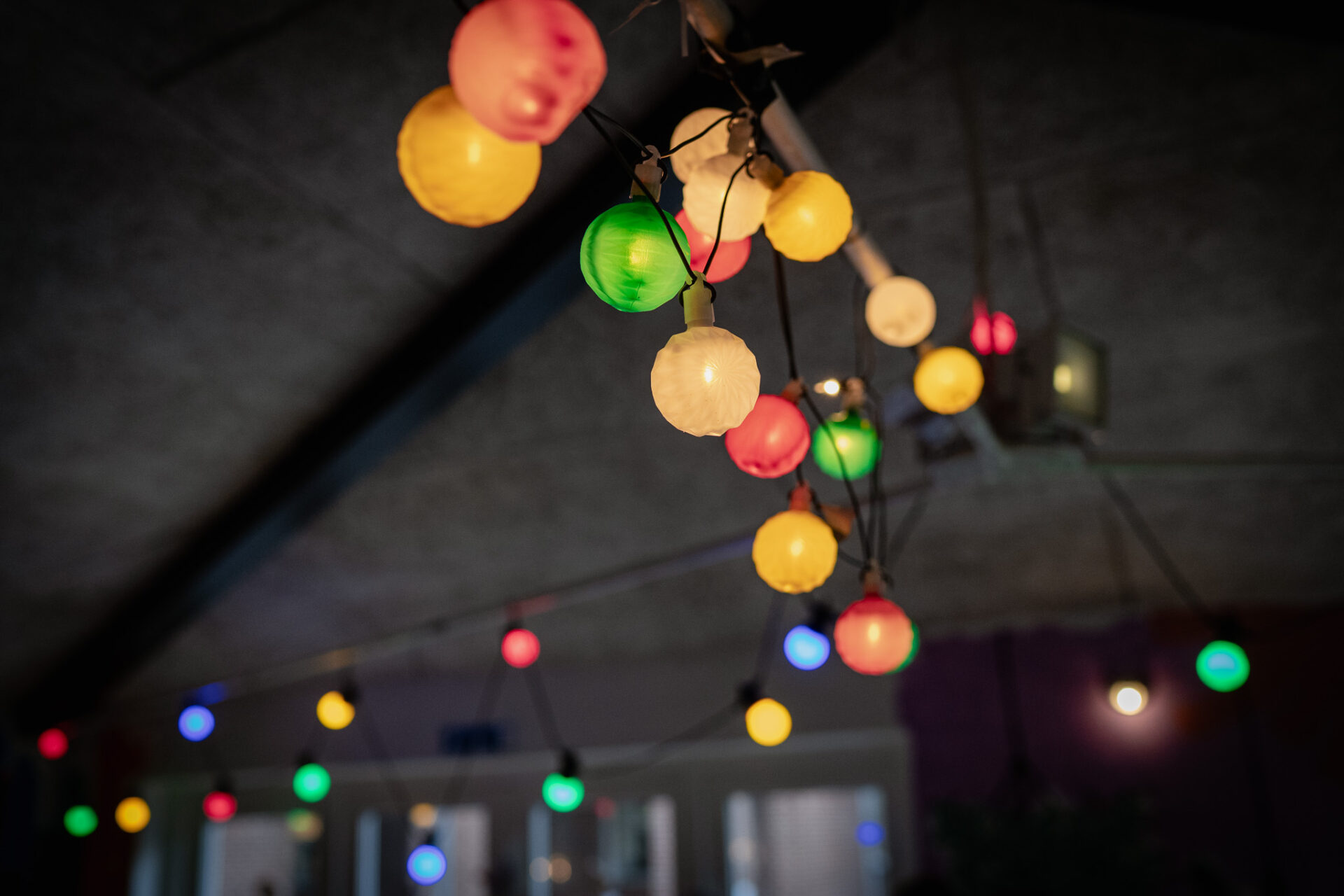 Flere kulørte lamper - i dagens anledning. Foto: Fjodor Pedersen.