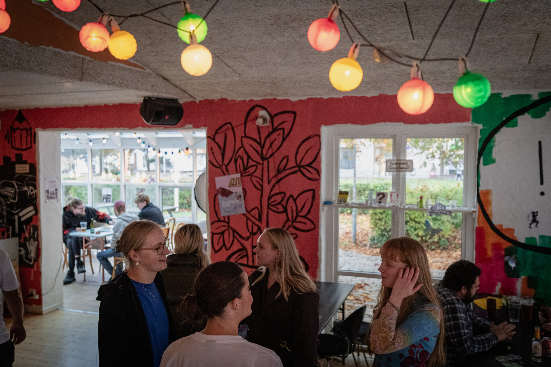 Kulørte lamper og højt humør. Foto: Fjodor Pedersen.