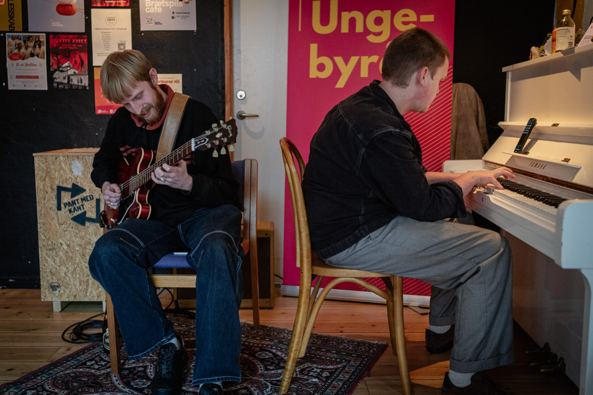 Gruppen Old Wood spillede livemusik i to omgange fredag på Huset. Foto: Fjodor Pedersen.