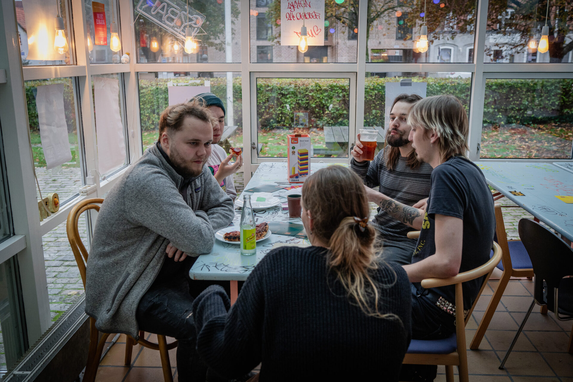 Pizza og hyggesnak på Huset. Foto: Fjodor Pedersen.