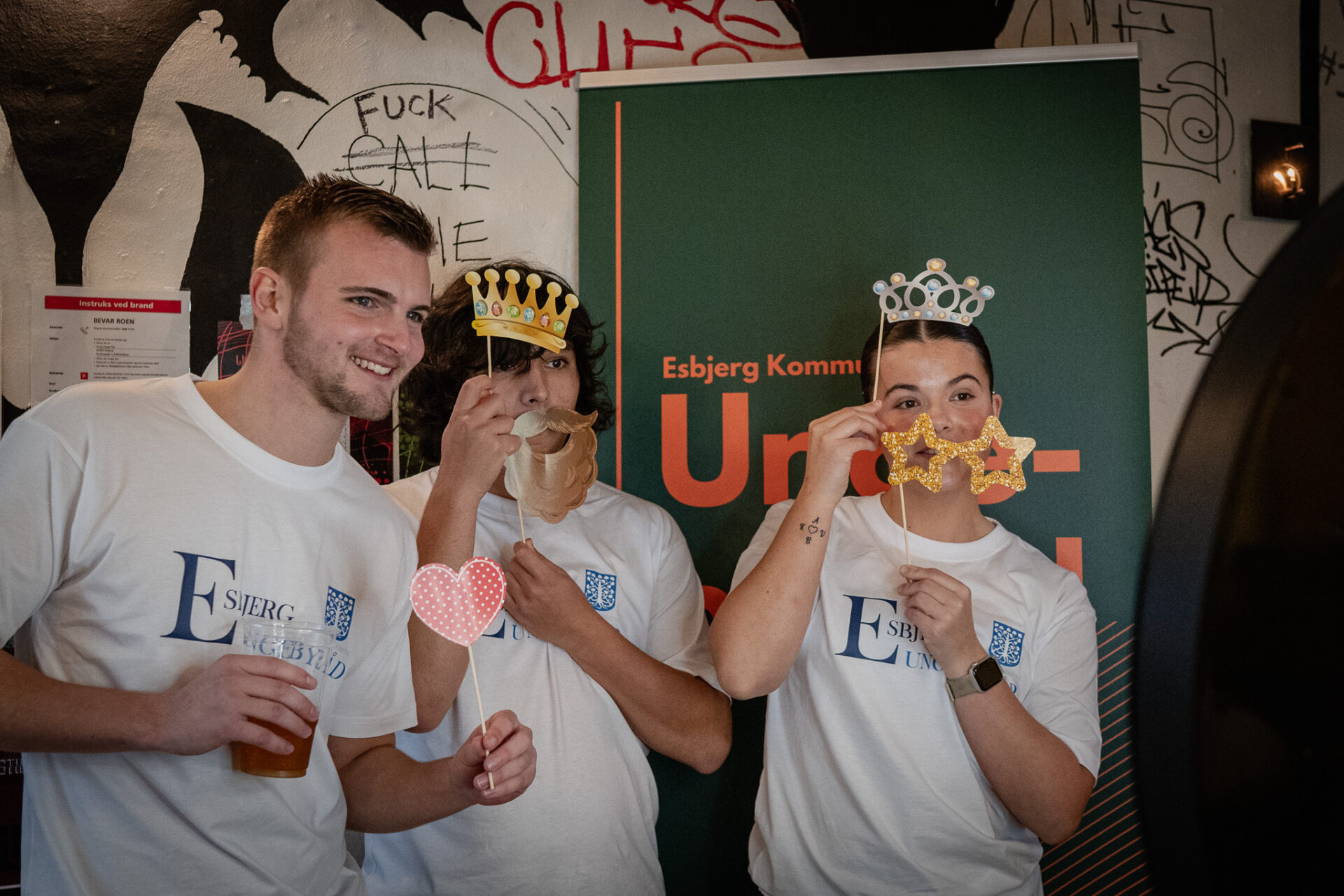 Malthe Bjerregaard, fungerende formand for Ungebyrådet tager en sjov selfie med "kollegaerne" Mario Cercola og Andrea Pedersen. Foto: Fjodor Pedersen.