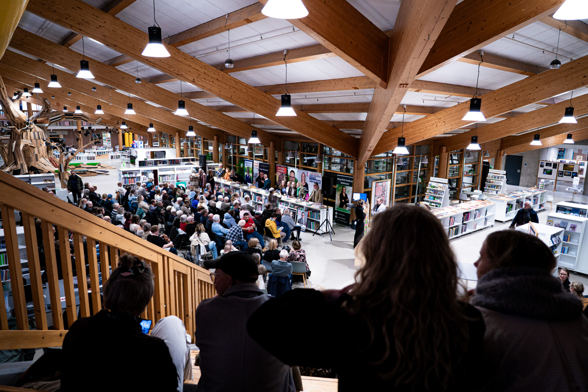 Omkring 300 var mødt op på Hovedbiblioteket i Esbjerg til "Danmarks største valgmøde" - navnet kommer af, at der synkront blev afholdt lignende møder i en lang række andre danske kommuner. Foto: Fjodor Pedersen.