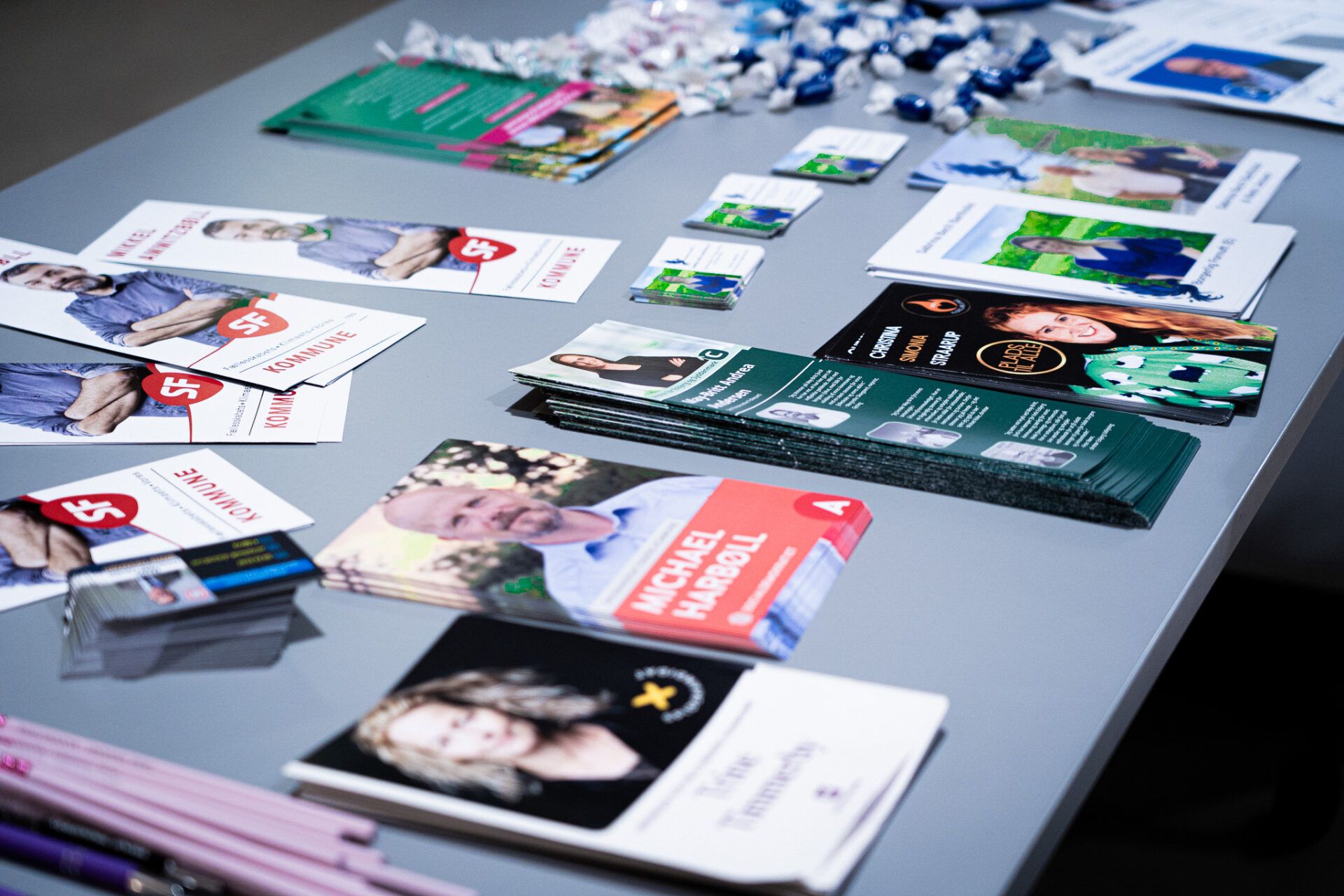 Publikum var velkommen til at forsyne sig med pamfletter i alle tænkelige farver og størrelser. Foto: Fjodor Pedersen.