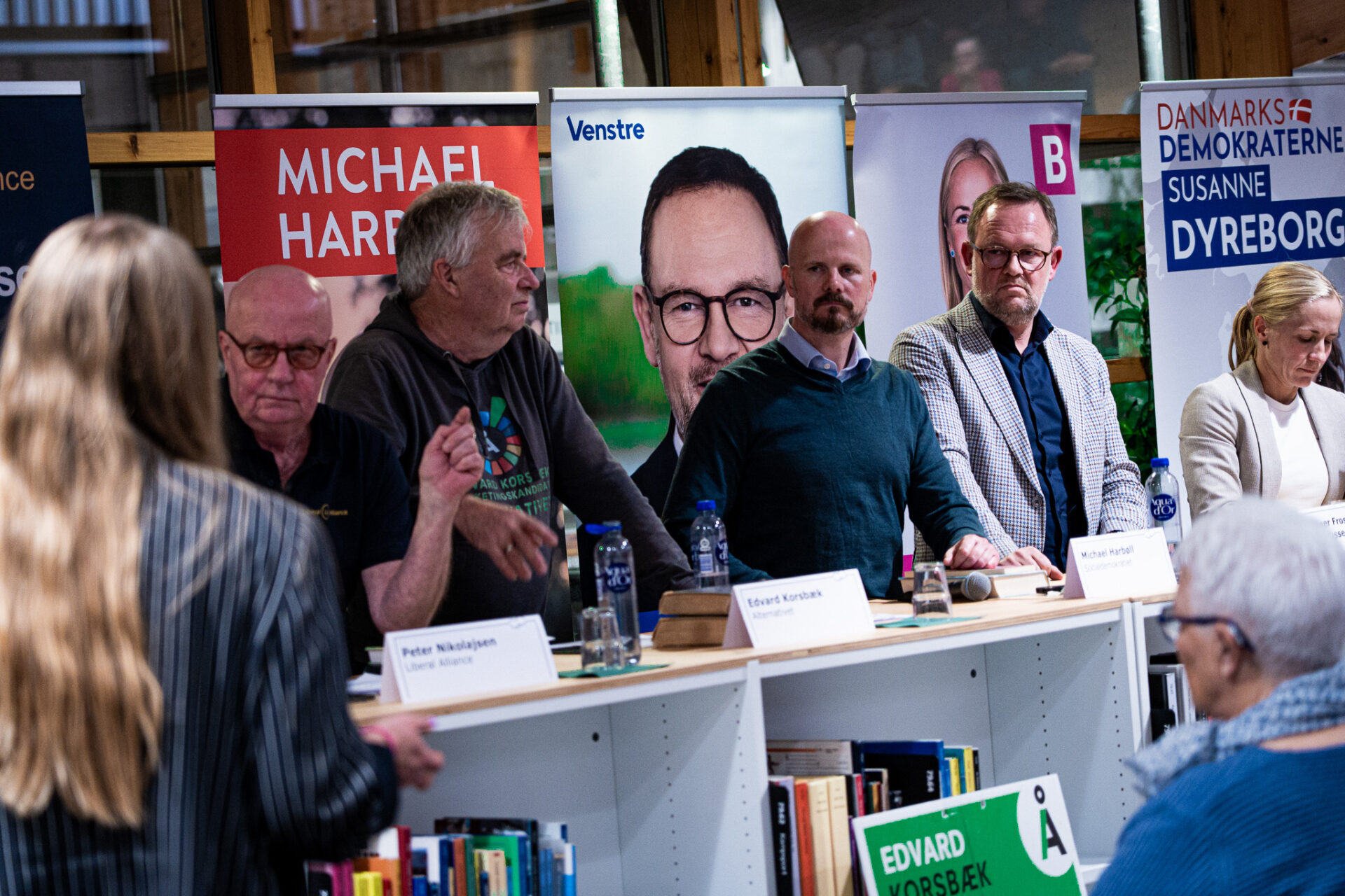 Edvard Korsbæk, Alternativet, og Michael Harbøll, S, fandt ud af, at de har en fælles interesse for at køre lange ture på motorcykel. Foto: Fjodor Pedersen.