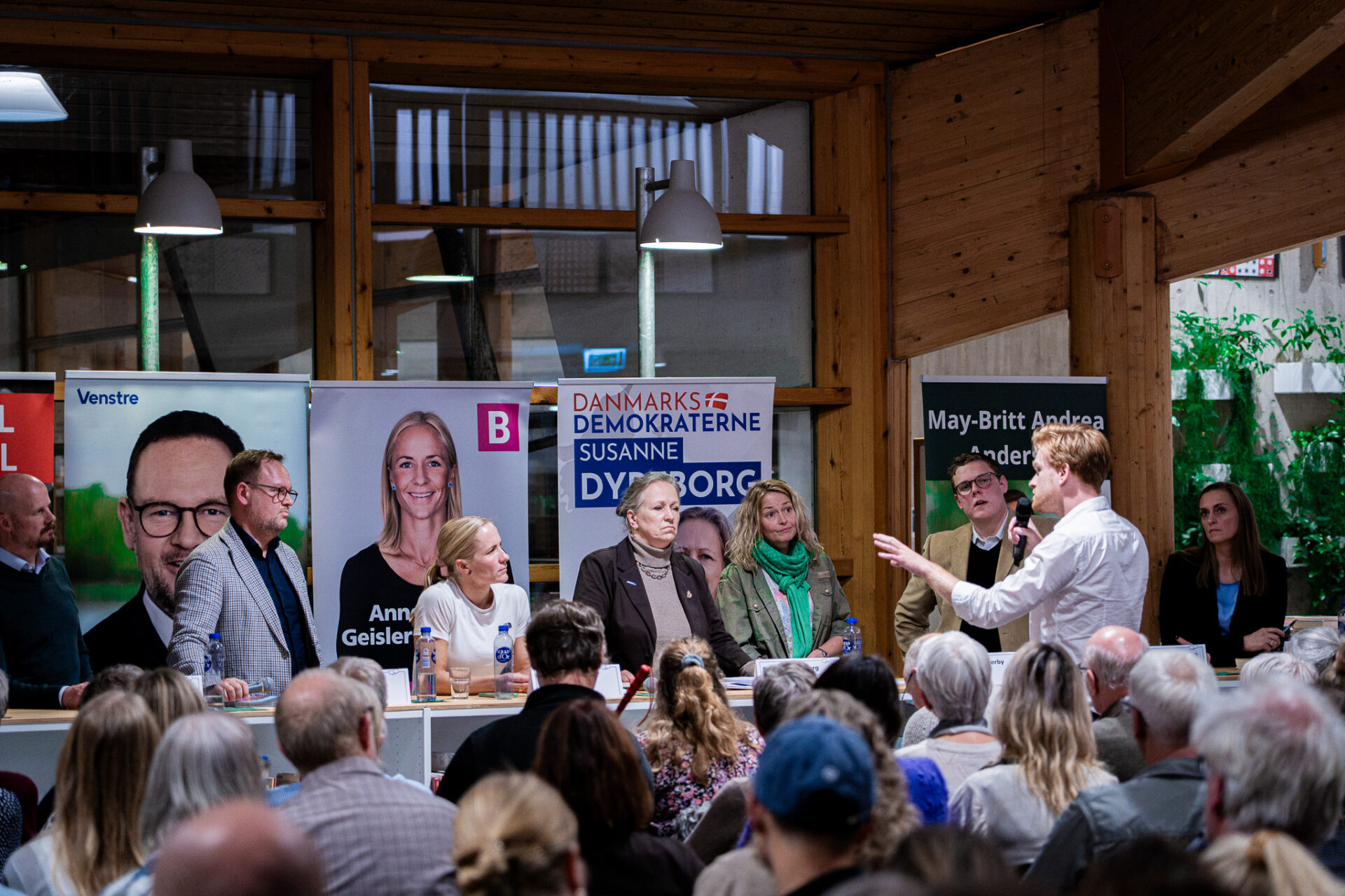 Spørgelysten blandt vælgerne var stor, men desværre nåede kun få at få stillet deres spørgsmål. Foto: Fjodor Pedersen.