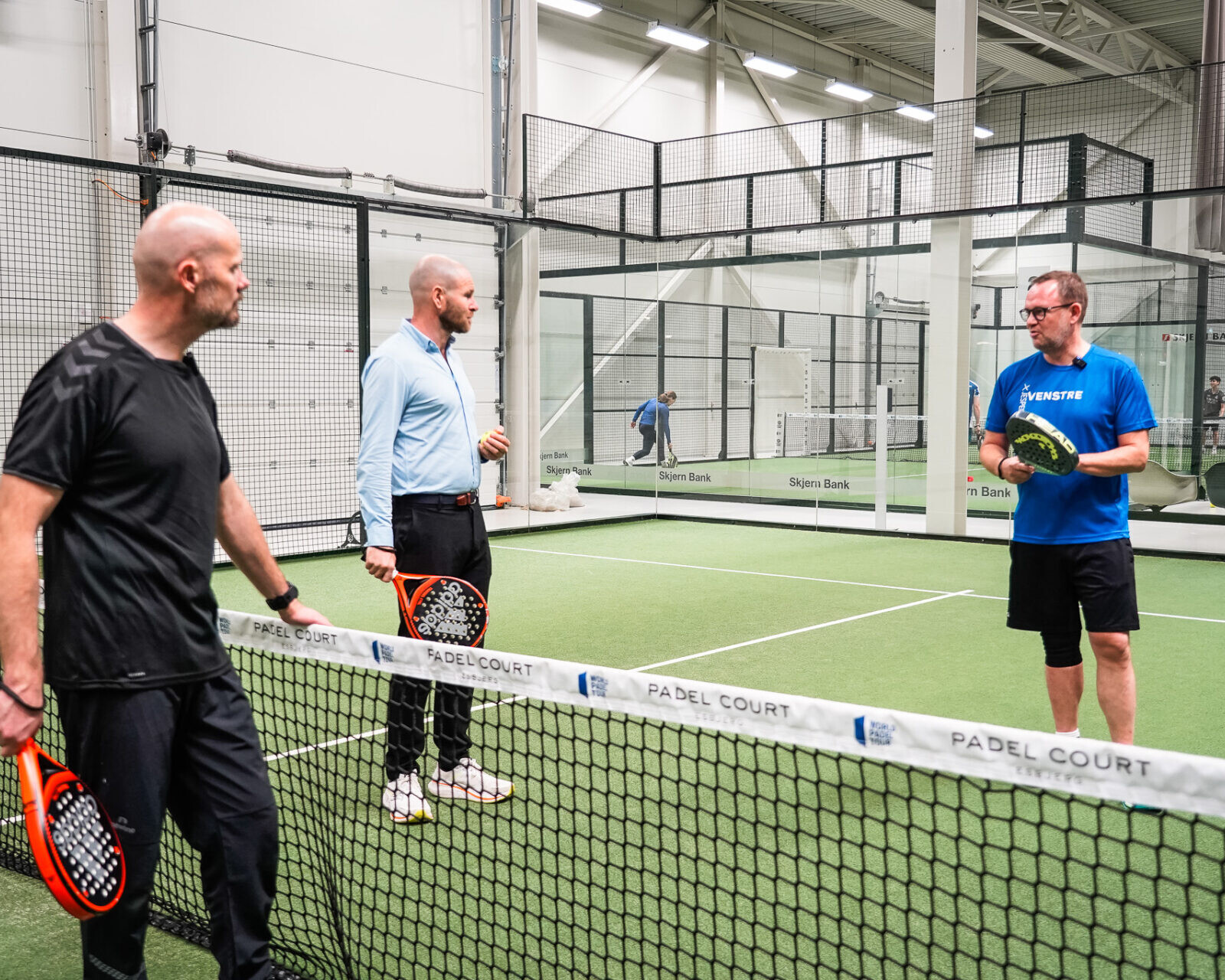 Fra venstre: Michael Harbøll (S), Even Ramsland, Recovery Bulls, og borgmester Jesper Frost Rasmussen (V). Foto: Fjodor Pedersen.