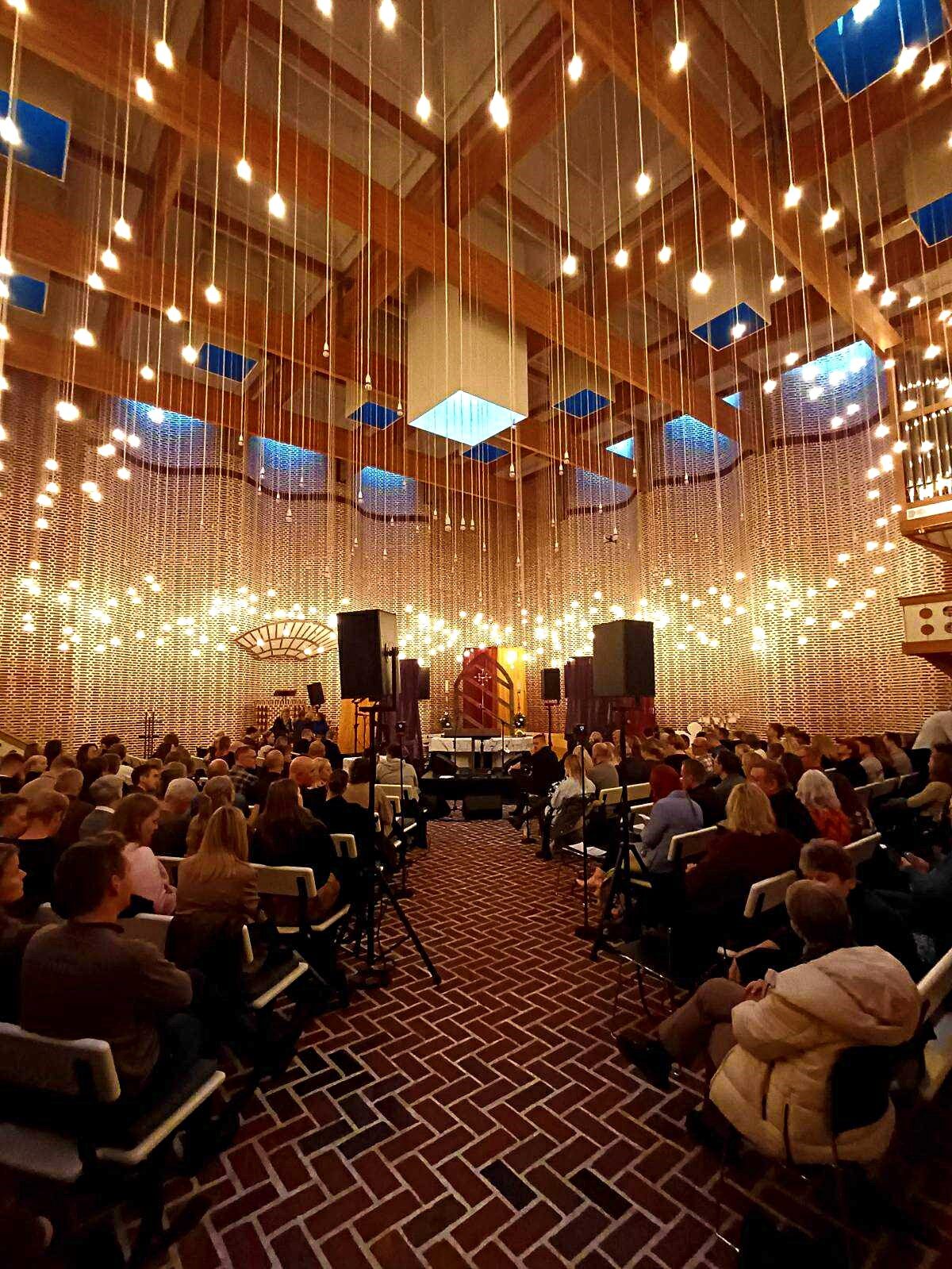 De mange tilhørere venter spændt - her en halv time før den første koncert begynder. Foto: Athena J. Pedersen.De mange tilhørere venter spændt - her en halv time før den første koncert begynder. Foto: Athena J. Pedersen.De mange tilhørere venter spændt - her en halv time før den første koncert begynder. Foto: Athena J. Pedersen.