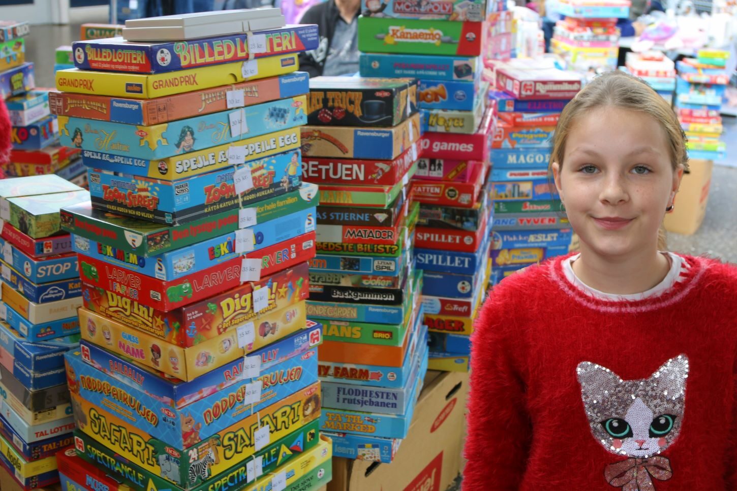 Emilia var med bedsteforældrene på legetøjsmarked i Sædding Centret. Foto: Johnny Tauman.