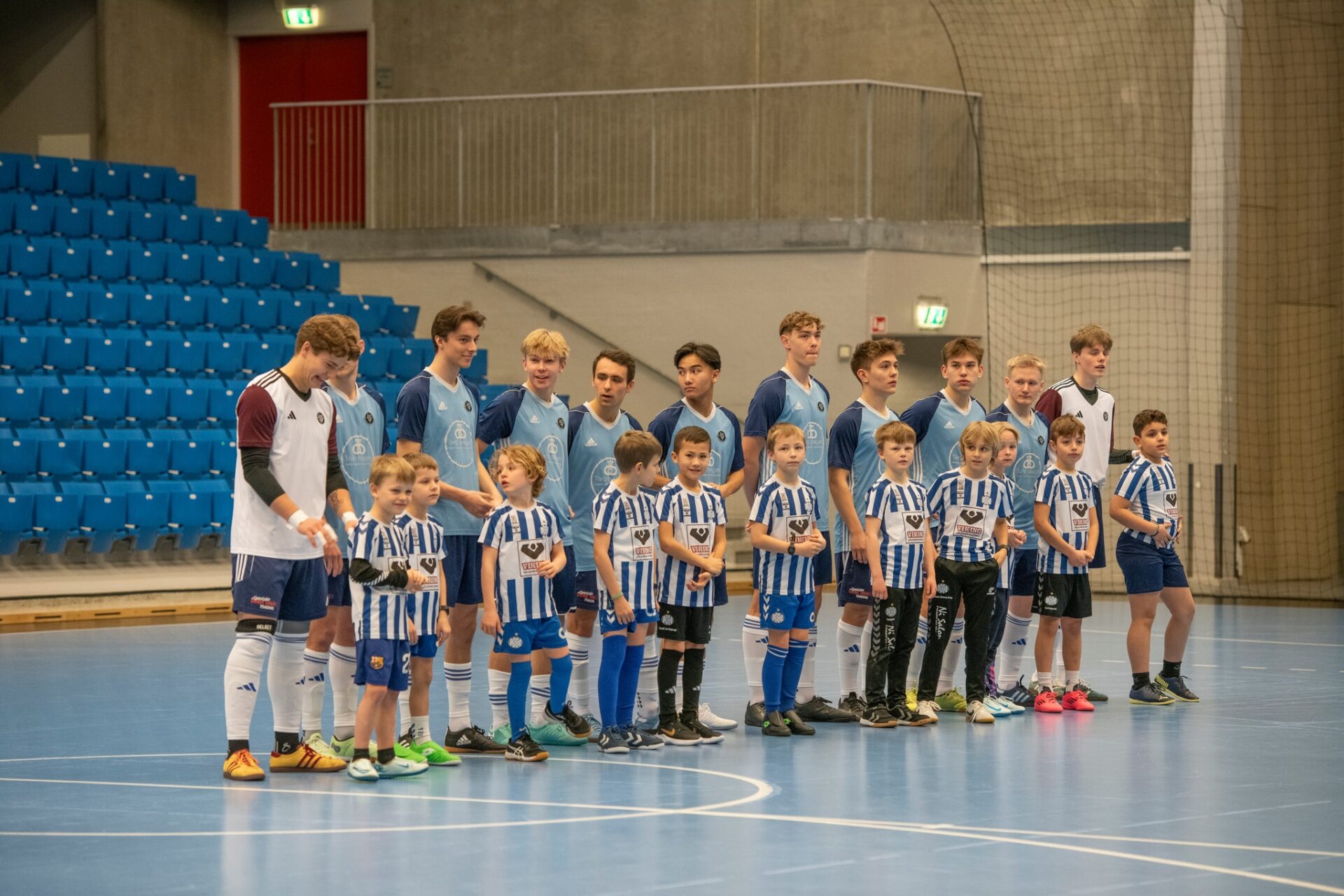 Spillerne fra Esbjerg Futsal bliver ført på banen af unge talenter fra de lokale fodboldklubber – en fast tradition, der binder generationerne sammen i Blue Water Dokken.