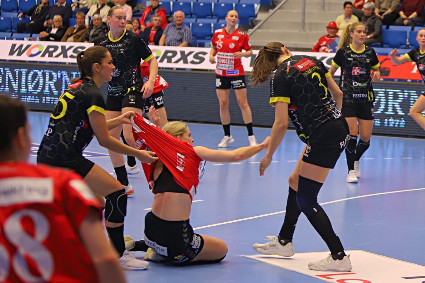 Forsvaret havde svært ved at hindre Helene Kindberg i at score. Foto: Johnny Tauman.