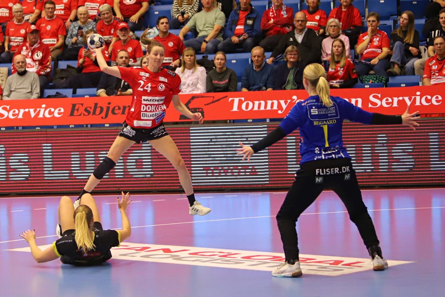 Her måtte Sanne Solberg springe over en forsvarsspiller i forsøg på at score mål. Foto: Johnny Tauman.