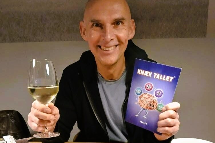 Erik Hansen, født og opvokset i Bryndum, er uddannet politibetjent og underviser på Politiskolen i Brøndby. Nu er han også opfinder af det nye, spændende brætspil "Knæk Tallet". Privatfoto.