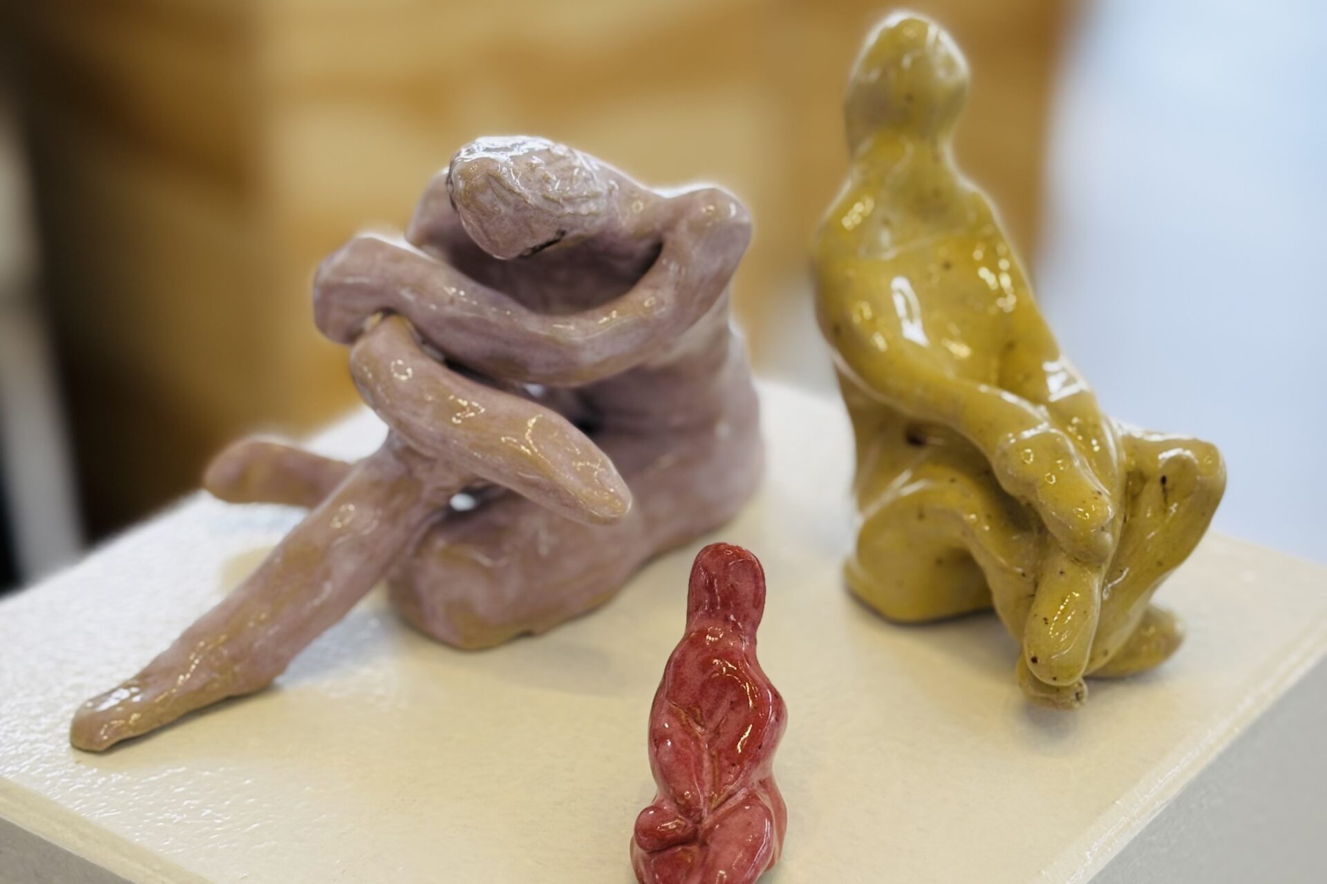 De små, glaserede figurer rummer både styrke og sårbarhed – og er formet ud fra kroppens linjer.