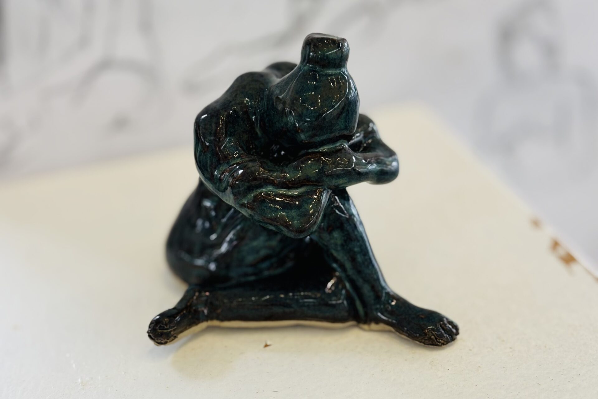 En af de mange keramiske figurer, der fortolker kroppens former og bevægelser i ler.