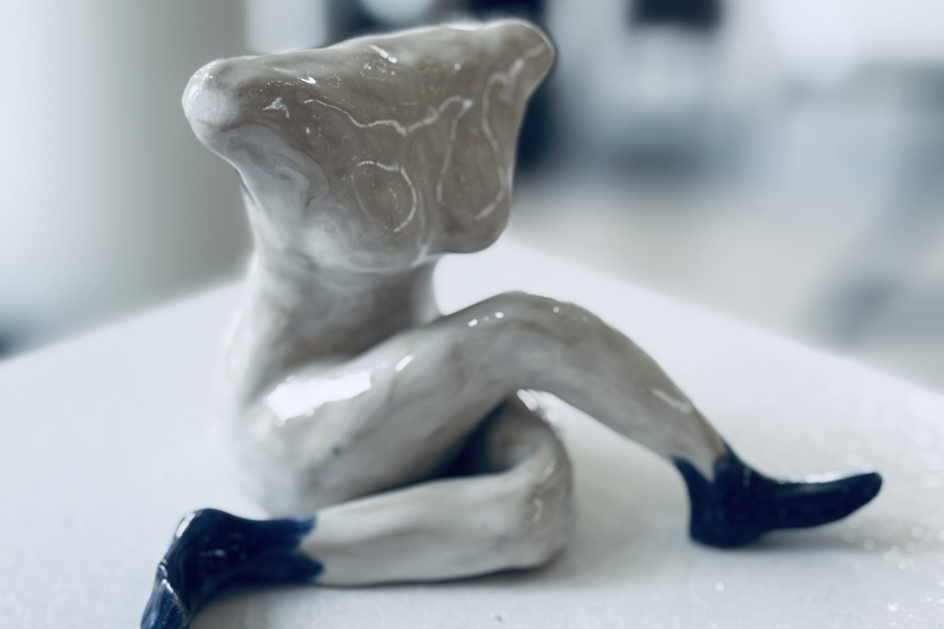 Et af de udstillede værker viser kroppens balance mellem styrke og skrøbelighed.