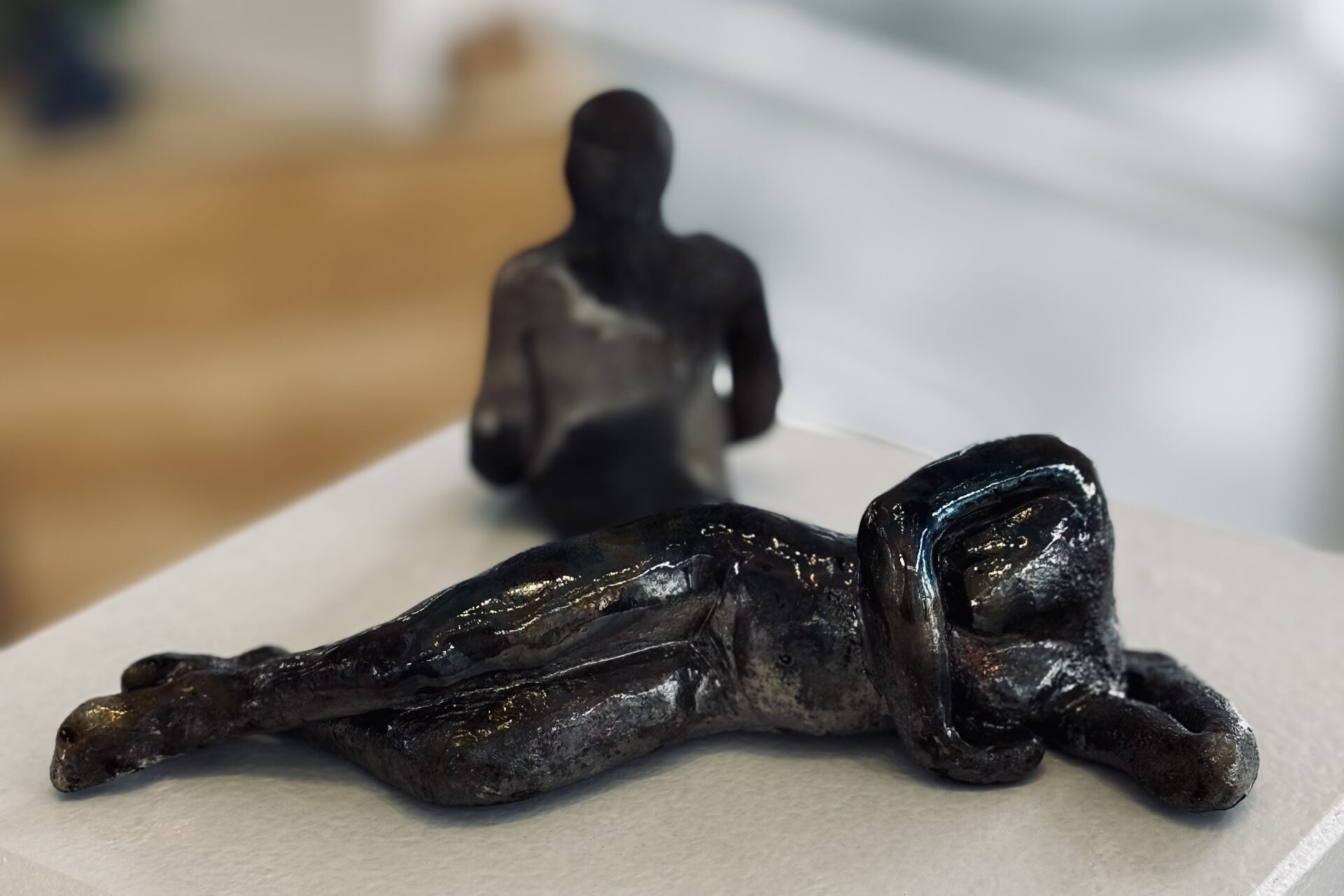 Kroppen i ro og bevægelse – formet i ler af de unge deltagere fra Vindmøllen.