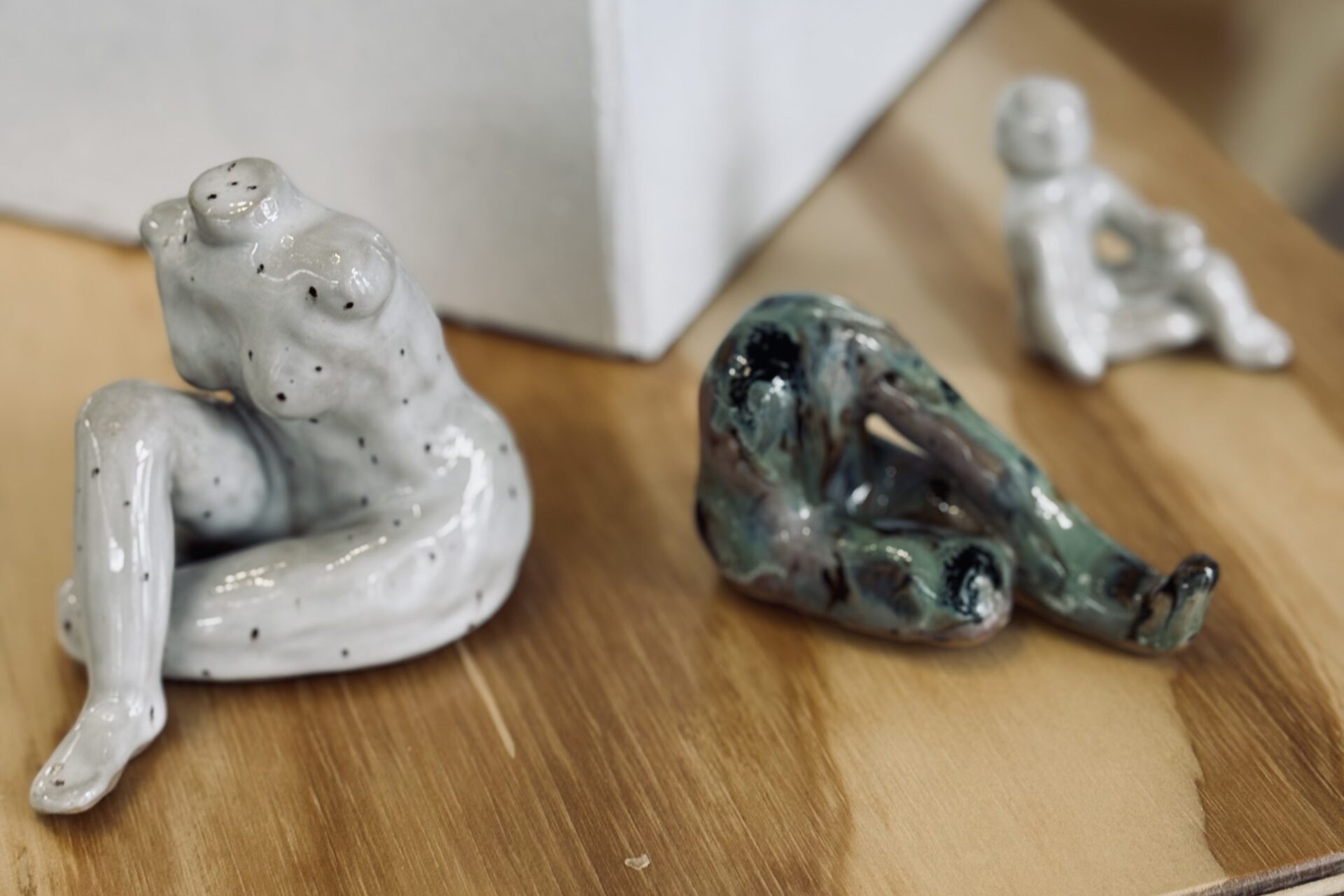 Keramikfigurerne vidner om både koncentration og eksperimenterende glæde i skabelsesprocessen.
