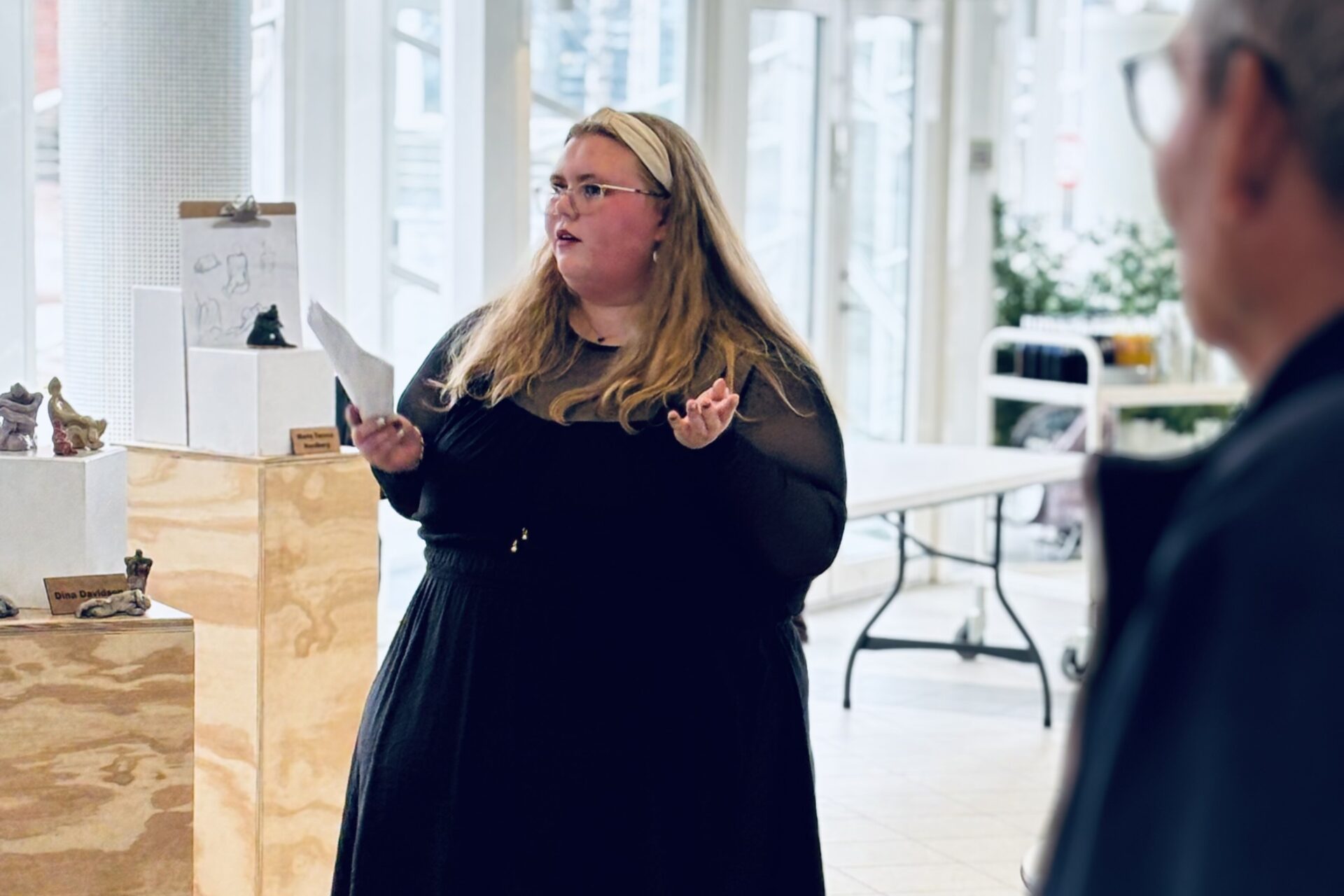 Dina Davidsen holdt åbningstalen på vegne af hele holdet og fortalte om arbejdet med krop som motiv.