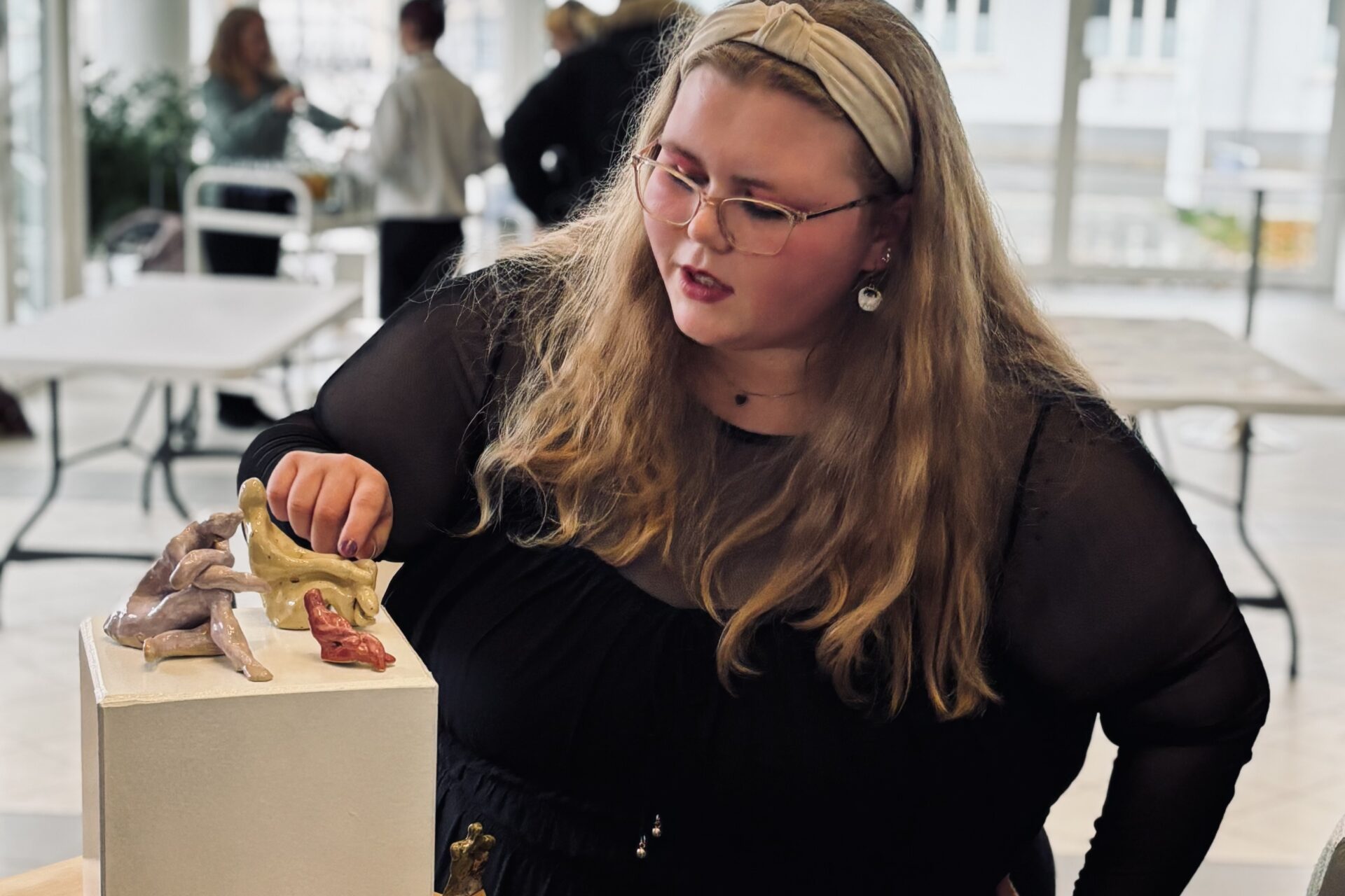 Dina Davidsen justerer på sine skulpturer under ferniseringen i Musikhuset Esbjerg.