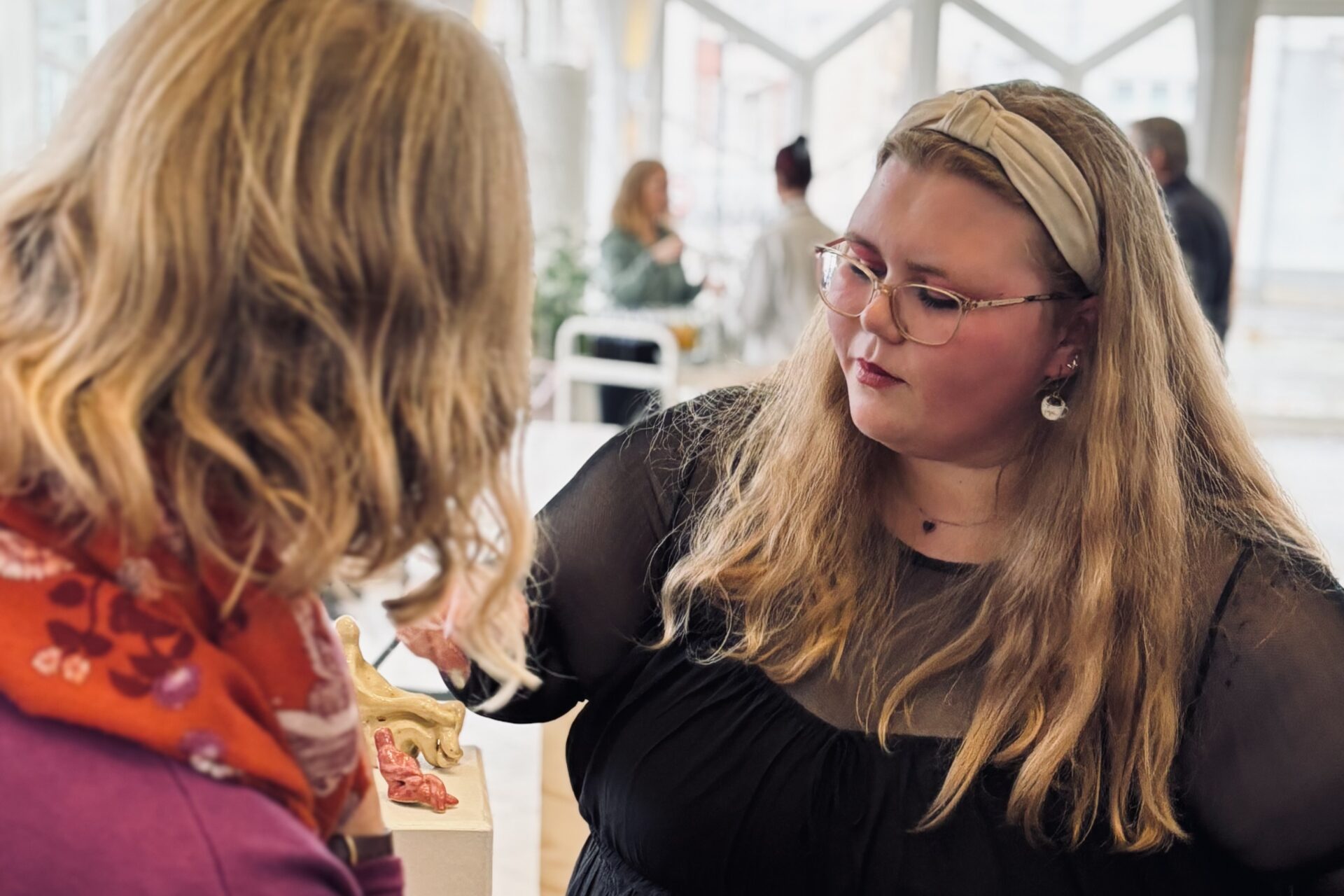 Dina Davidsen i samtale med besøgende om processen bag hendes værker.