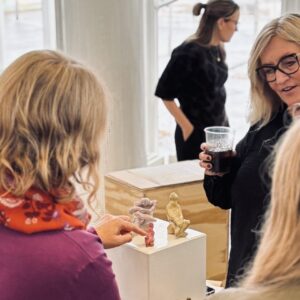 Gæsterne ved ferniseringen gik tæt på de mange unikke fortolkninger i udstillingen Krop & Keramik.