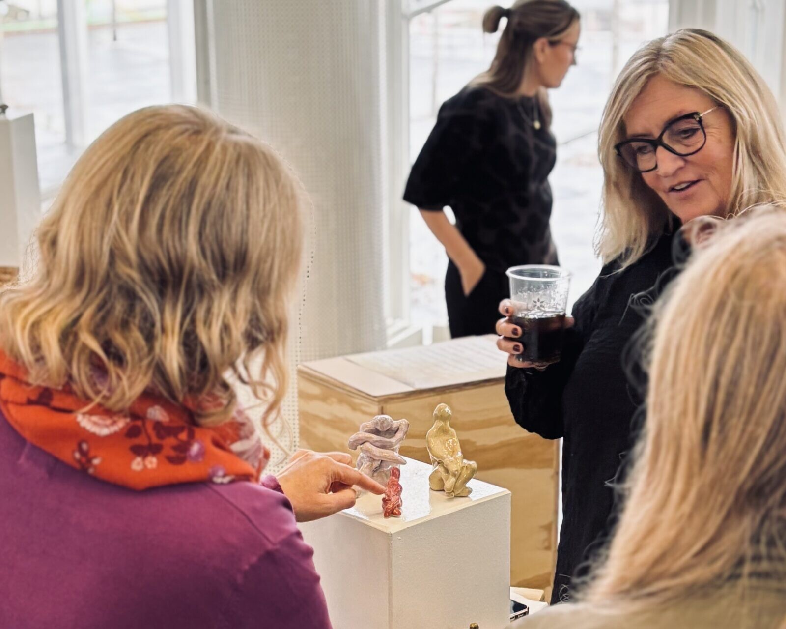 Gæsterne ved ferniseringen gik tæt på de mange unikke fortolkninger i udstillingen Krop & Keramik.