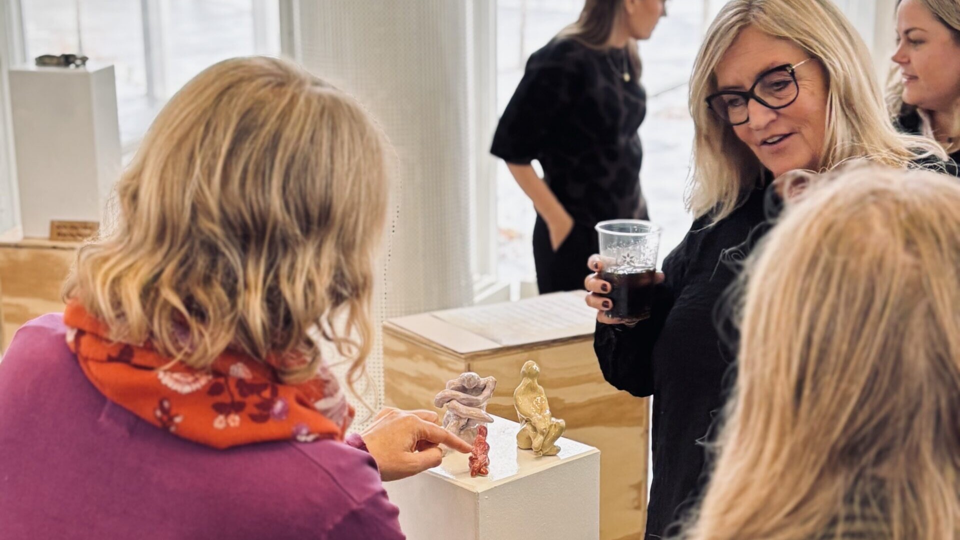 Gæsterne ved ferniseringen gik tæt på de mange unikke fortolkninger i udstillingen Krop & Keramik.