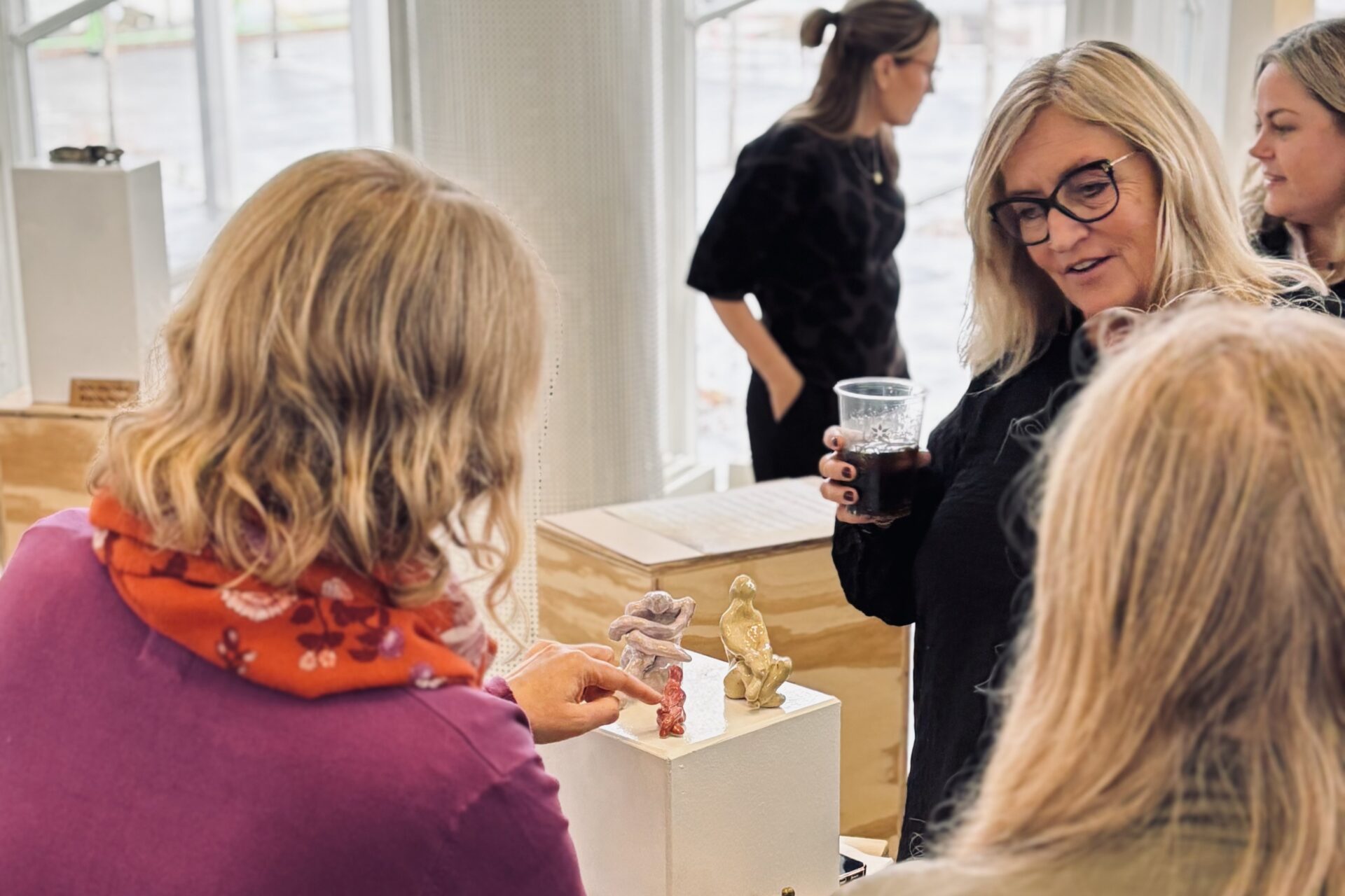 Gæsterne ved ferniseringen gik tæt på de mange unikke fortolkninger i udstillingen Krop & Keramik.