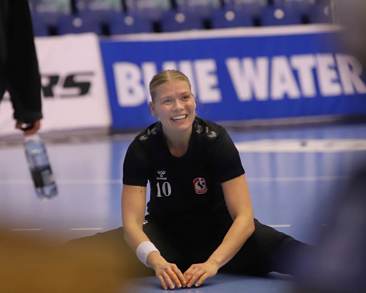 Kathrine har plads til smil under opvarmningen. Foto: Johnny Tauman.