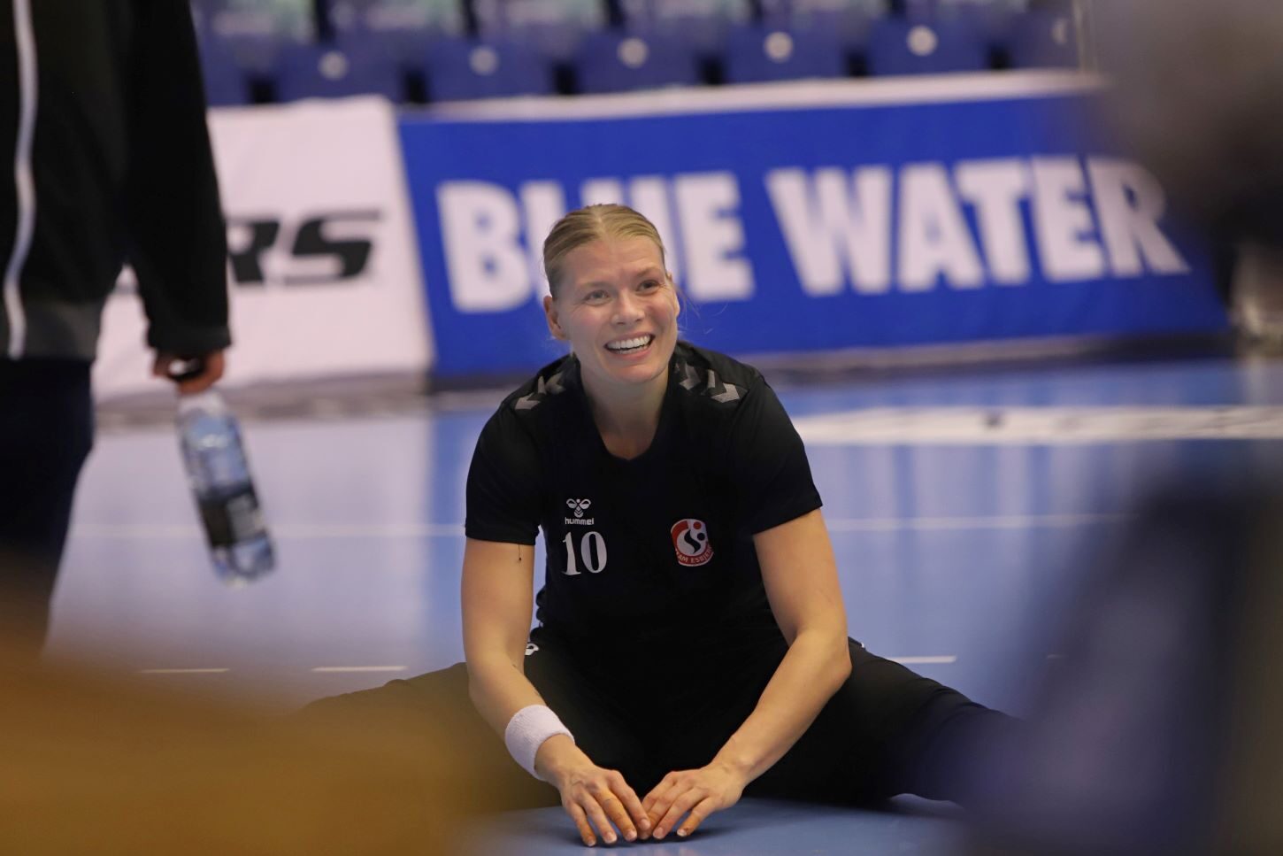 Kathrine har plads til smil under opvarmningen. Foto: Johnny Tauman.