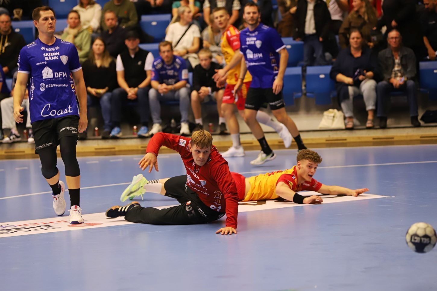 Kampens spiller - Andreas Haagen ser langt efter bolden. Foto: Johnny Tauman.