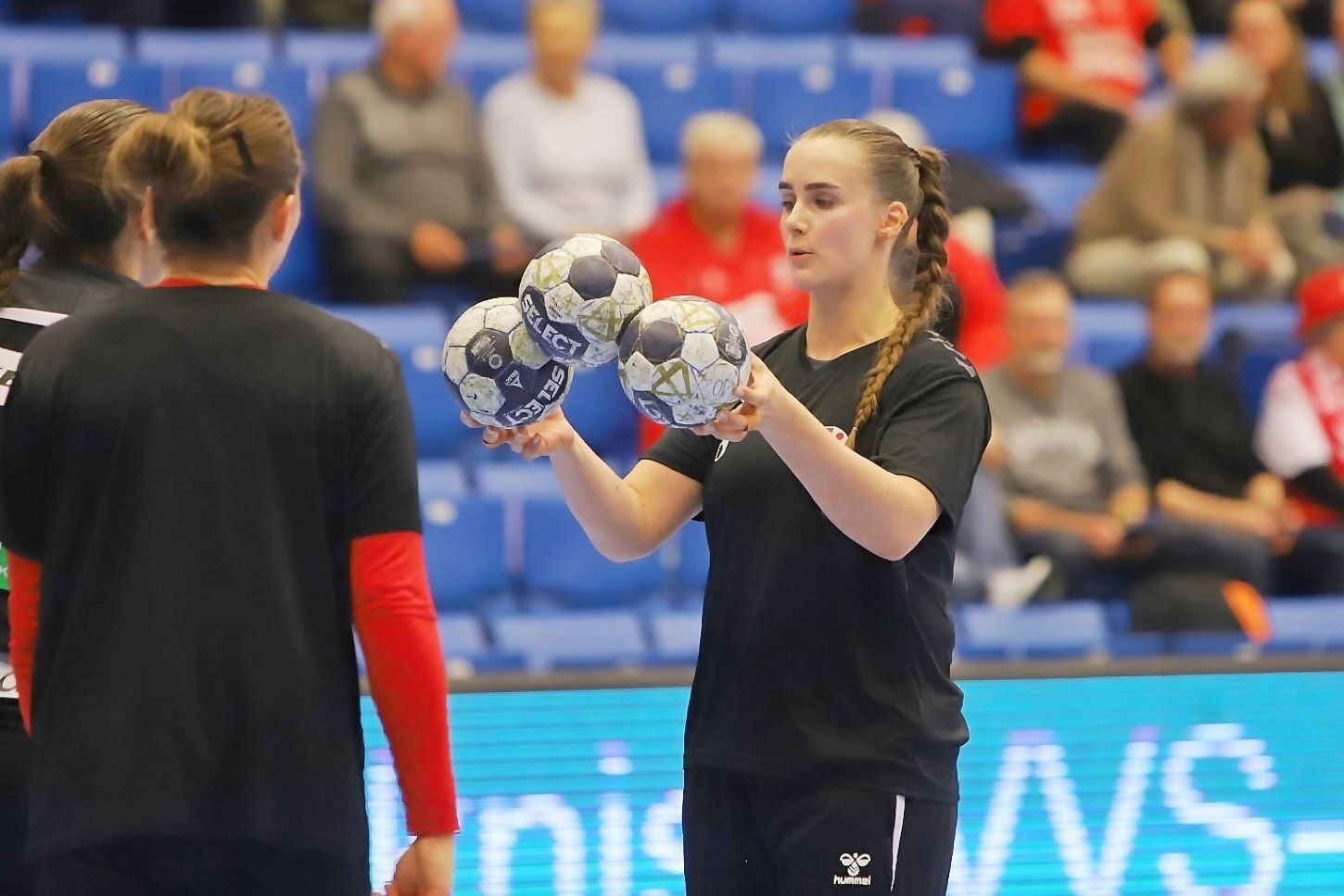 Live Deila kan trylle med håndbolde, men mon ikke der er harpiks med i denne opstilling? Arkivfoto: Johnny Tauman.