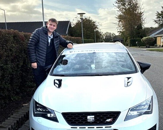 Lucas er glad for sin Seat. Privatfoto.