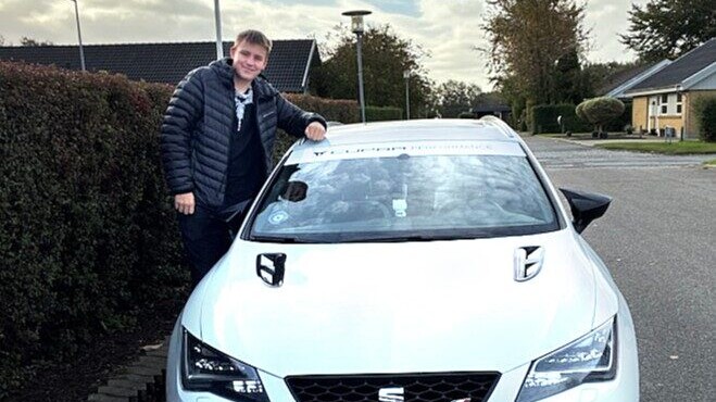 Lucas er glad for sin Seat. Privatfoto.