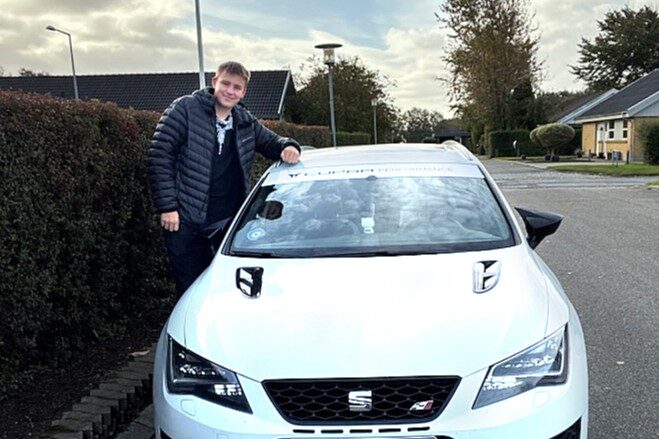 Lucas er glad for sin Seat. Privatfoto.